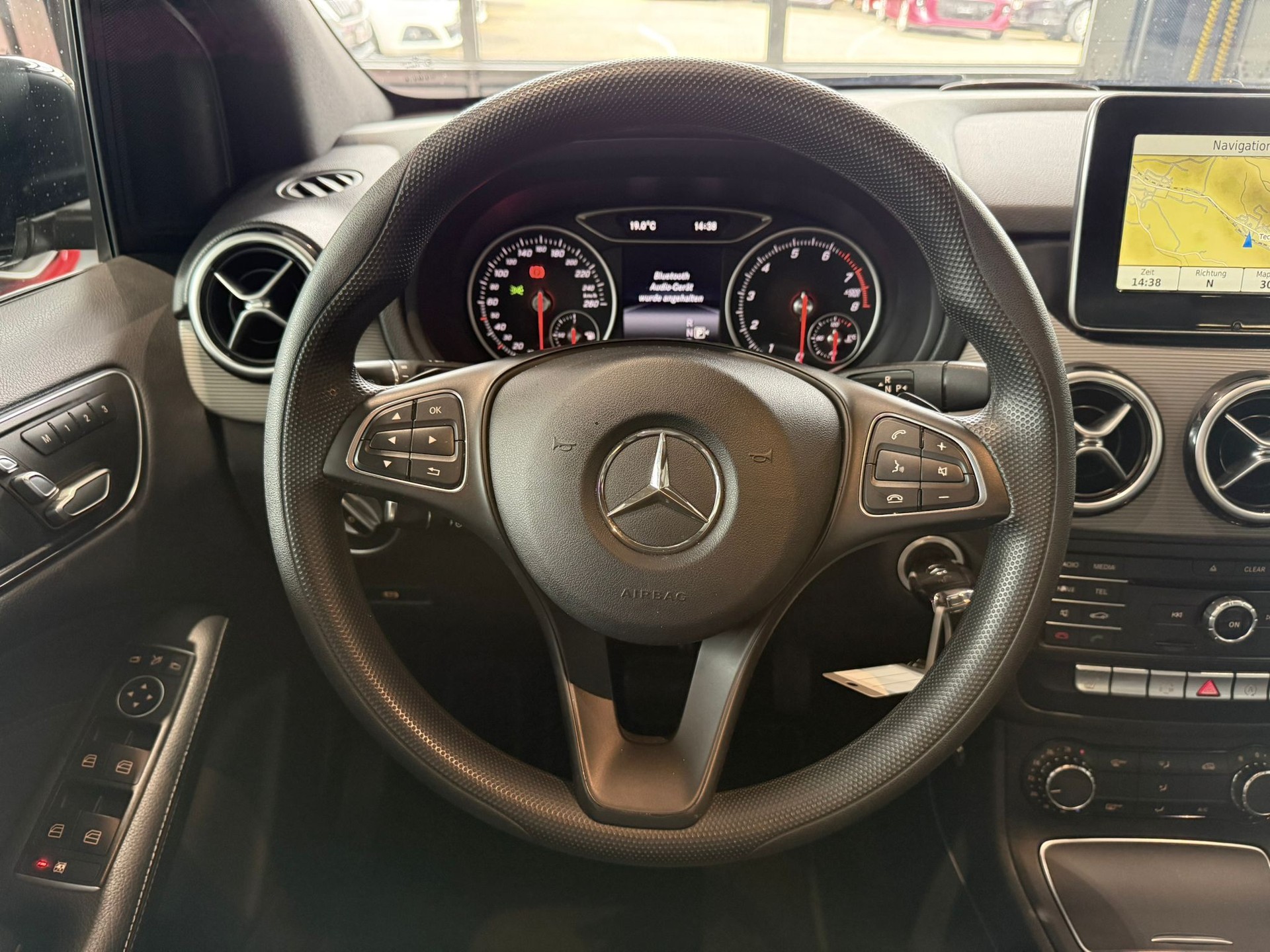 MERCEDES-BENZ B 180 Style 7G-DCT-image-11