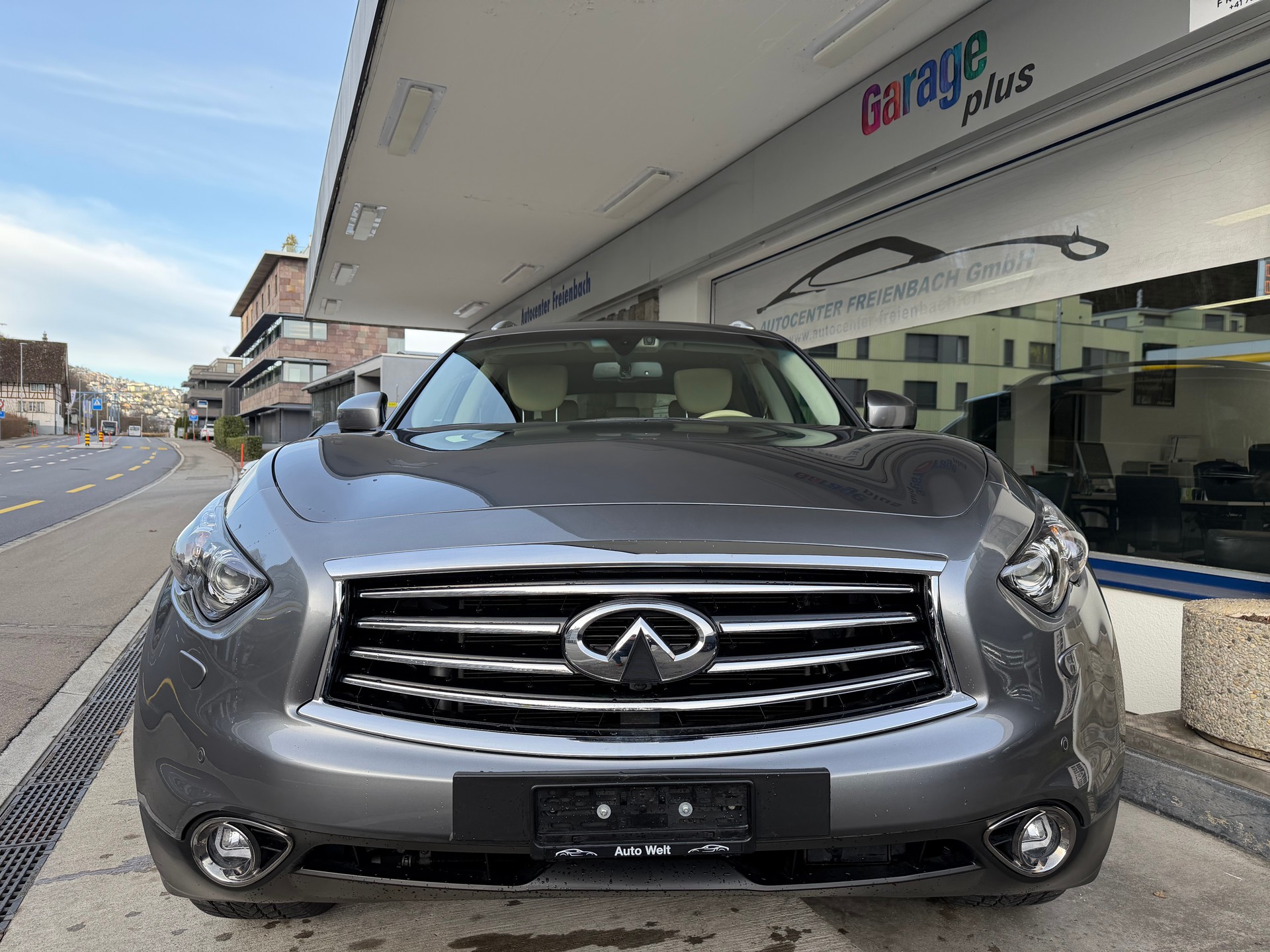 INFINITI QX70 3.7 S Premium AWD Automatic-showroom-element-1