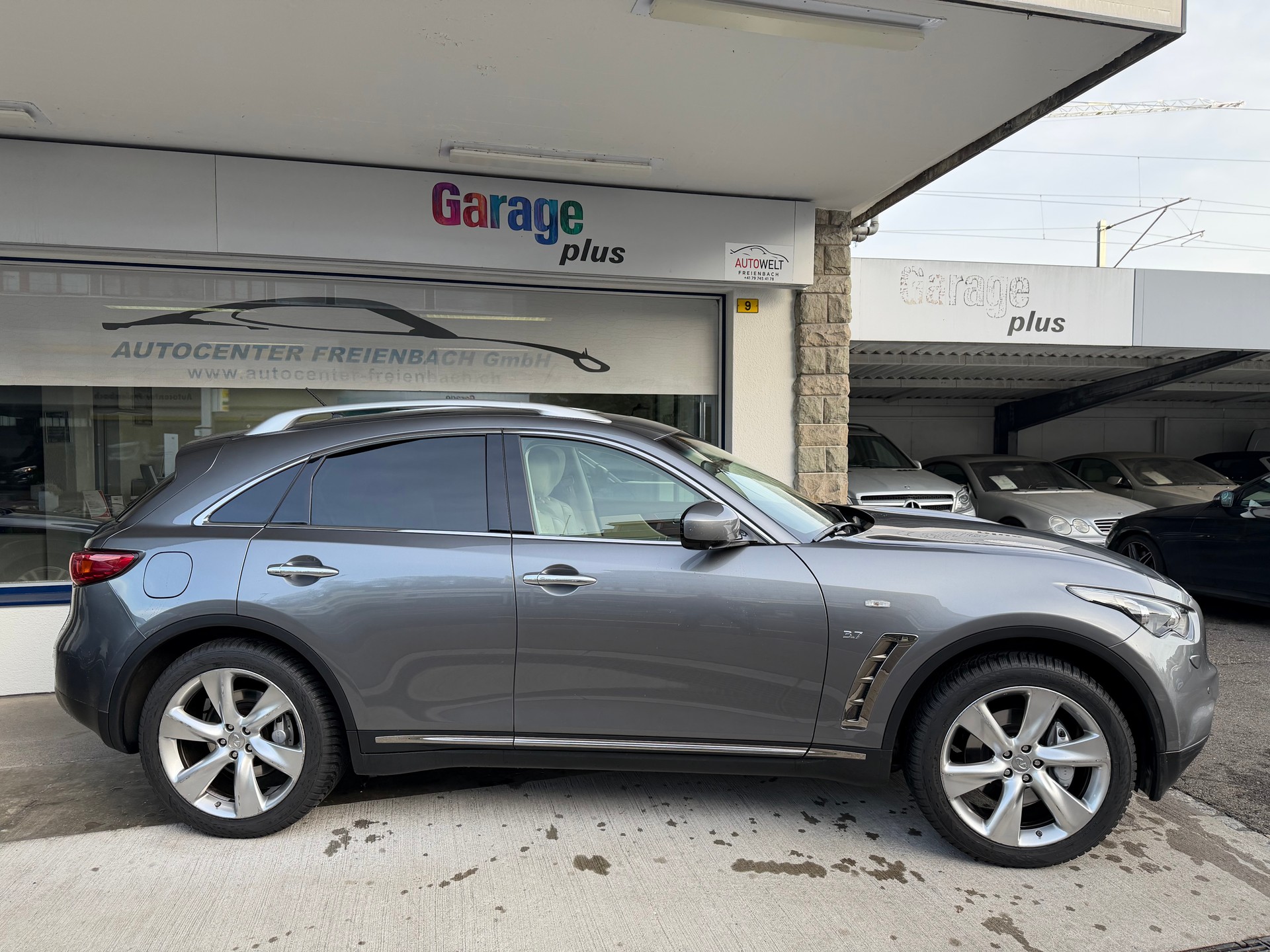 INFINITI QX70 3.7 S Premium AWD Automatic-showroom-element-3