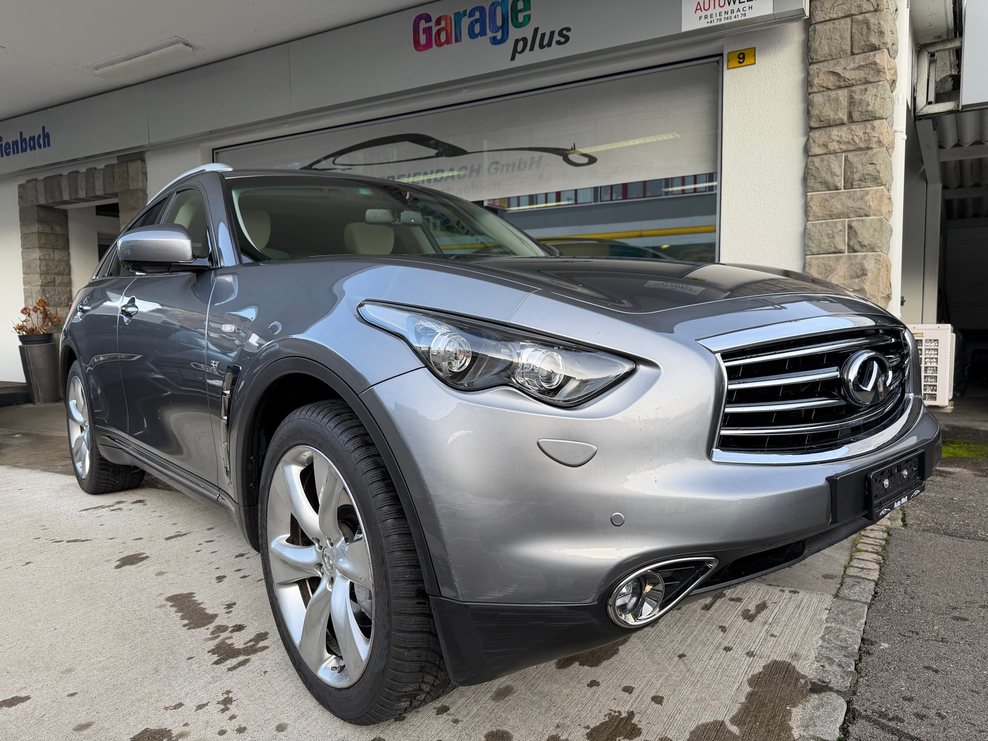 INFINITI QX70 3.7 S Premium AWD Automatic-showroom-element-2
