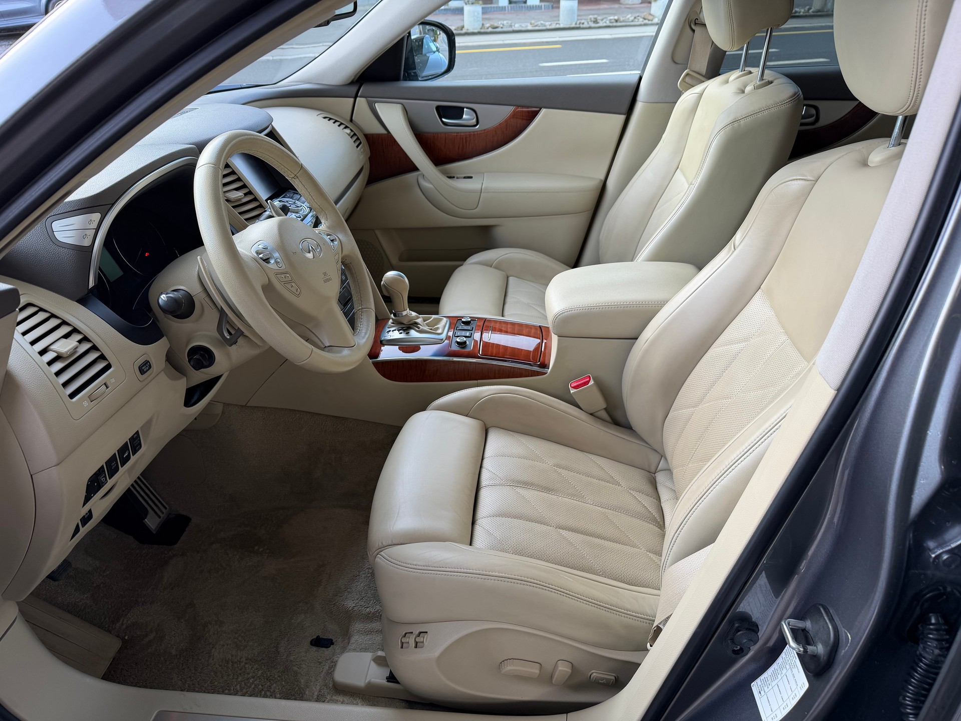INFINITI QX70 3.7 S Premium AWD Automatic-image-7