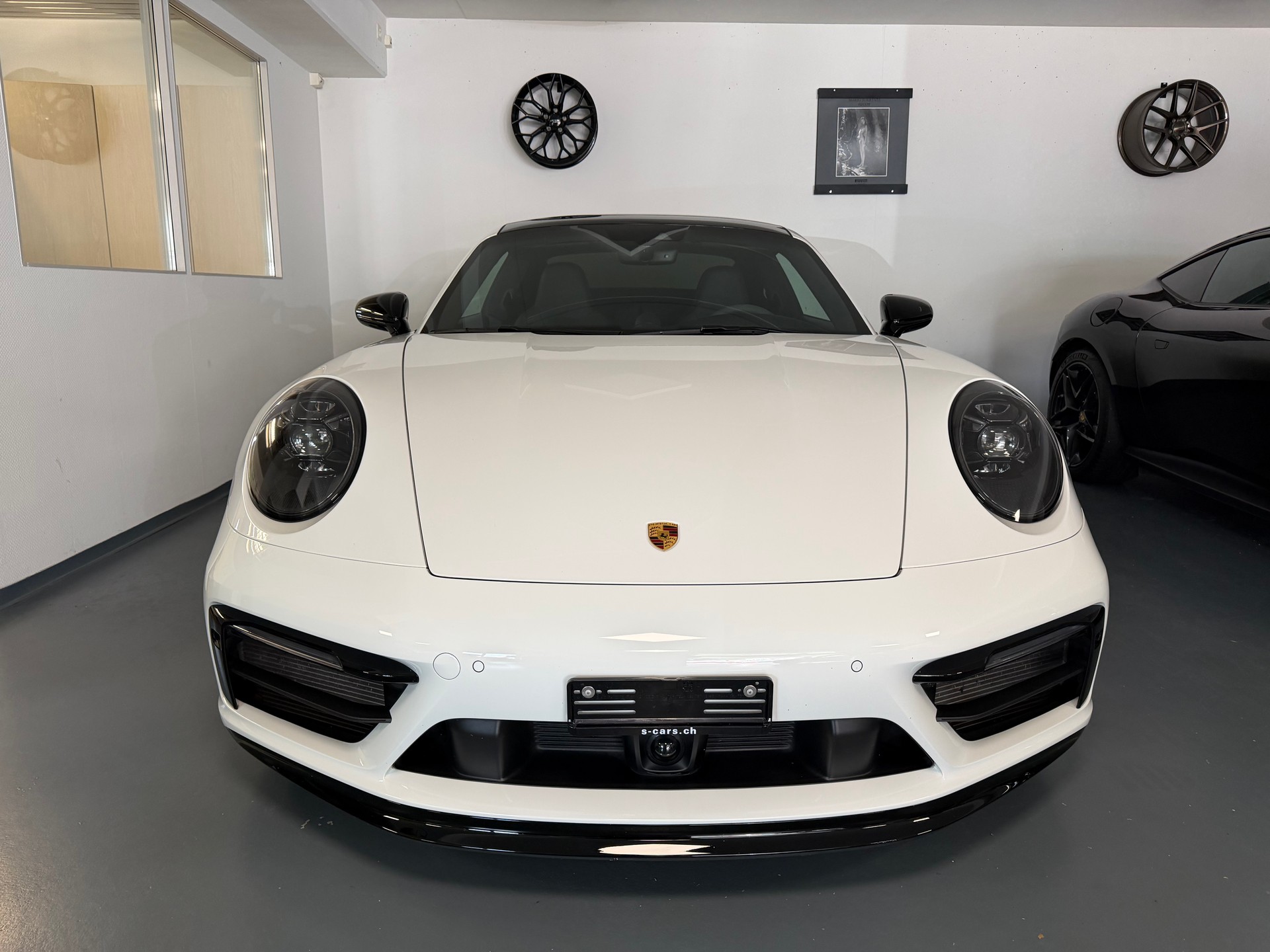 PORSCHE 911 Carrera 4 GTS-image-6