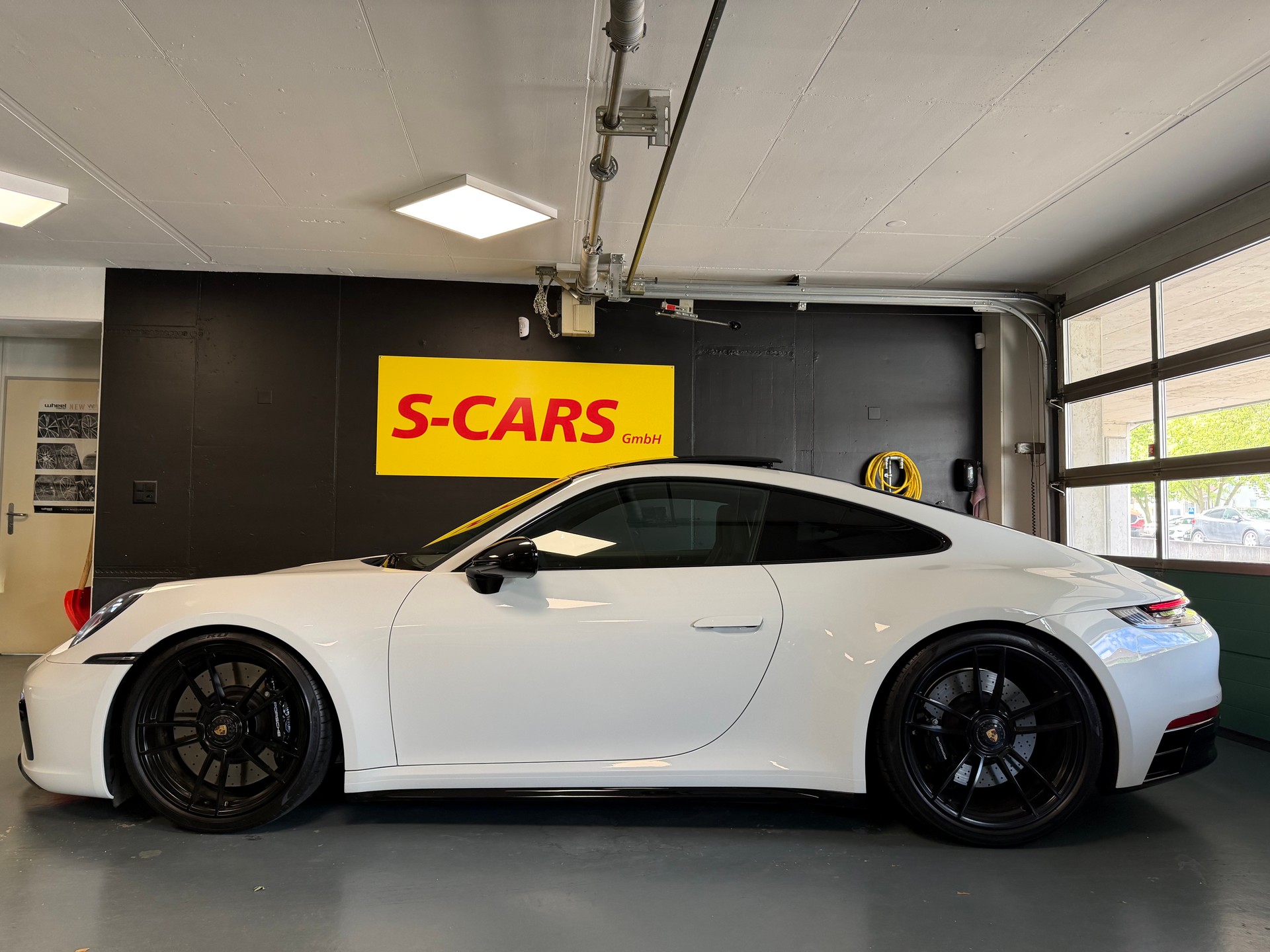 PORSCHE 911 Carrera 4 GTS-showroom-element-1