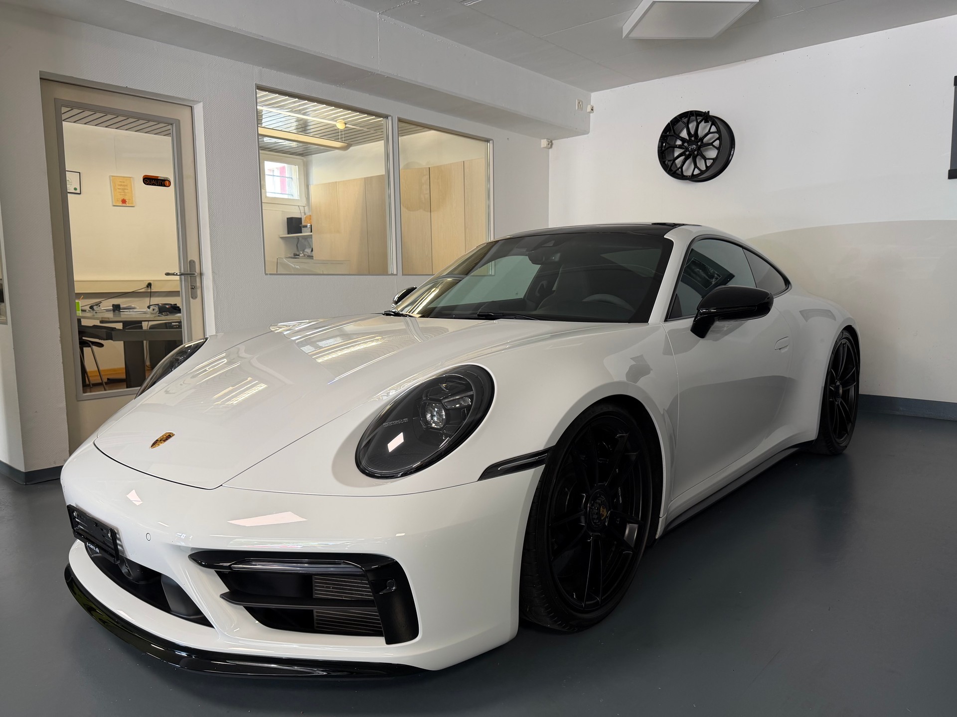 PORSCHE 911 Carrera 4 GTS-image-7