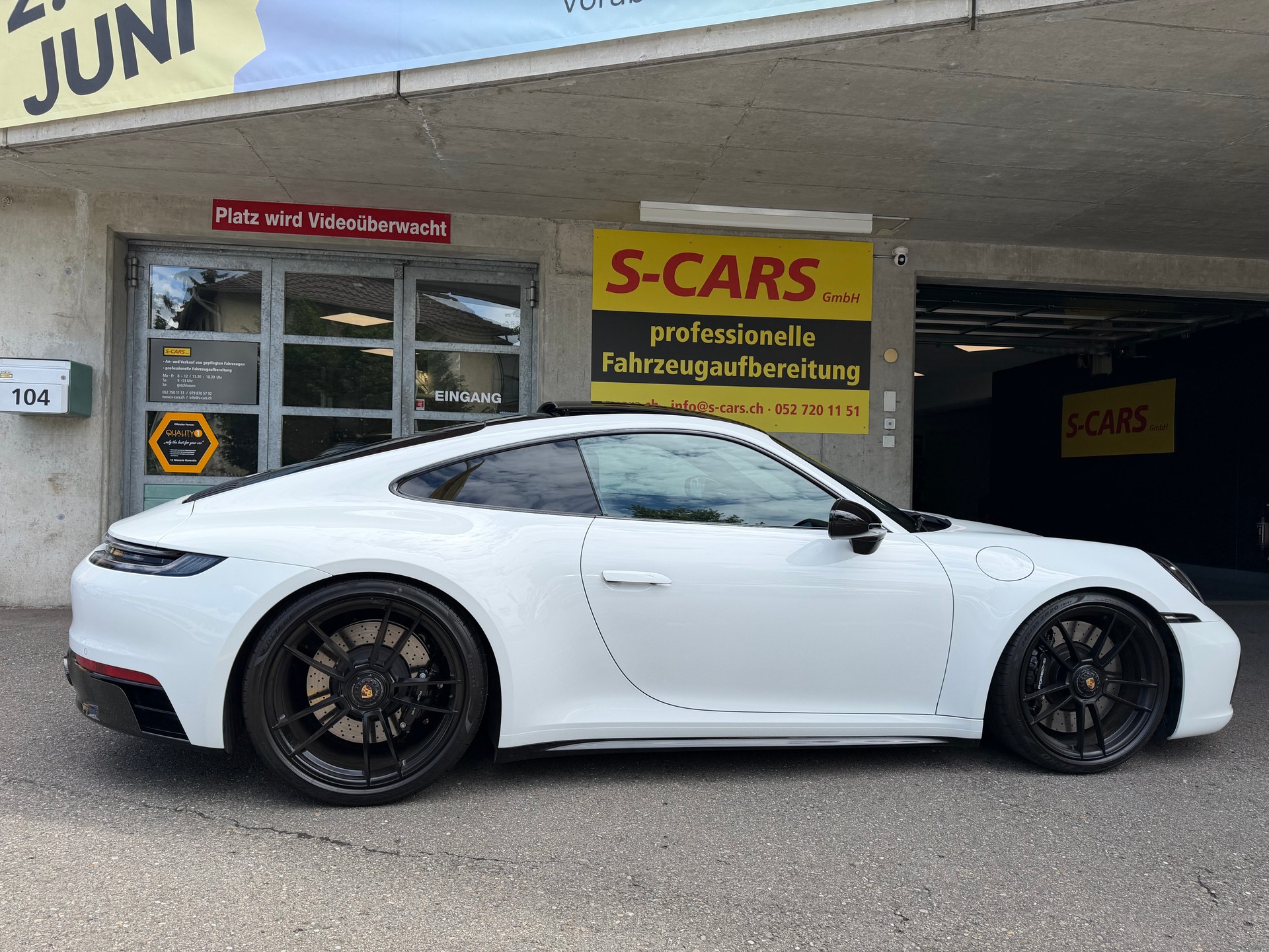 PORSCHE 911 Carrera 4 GTS