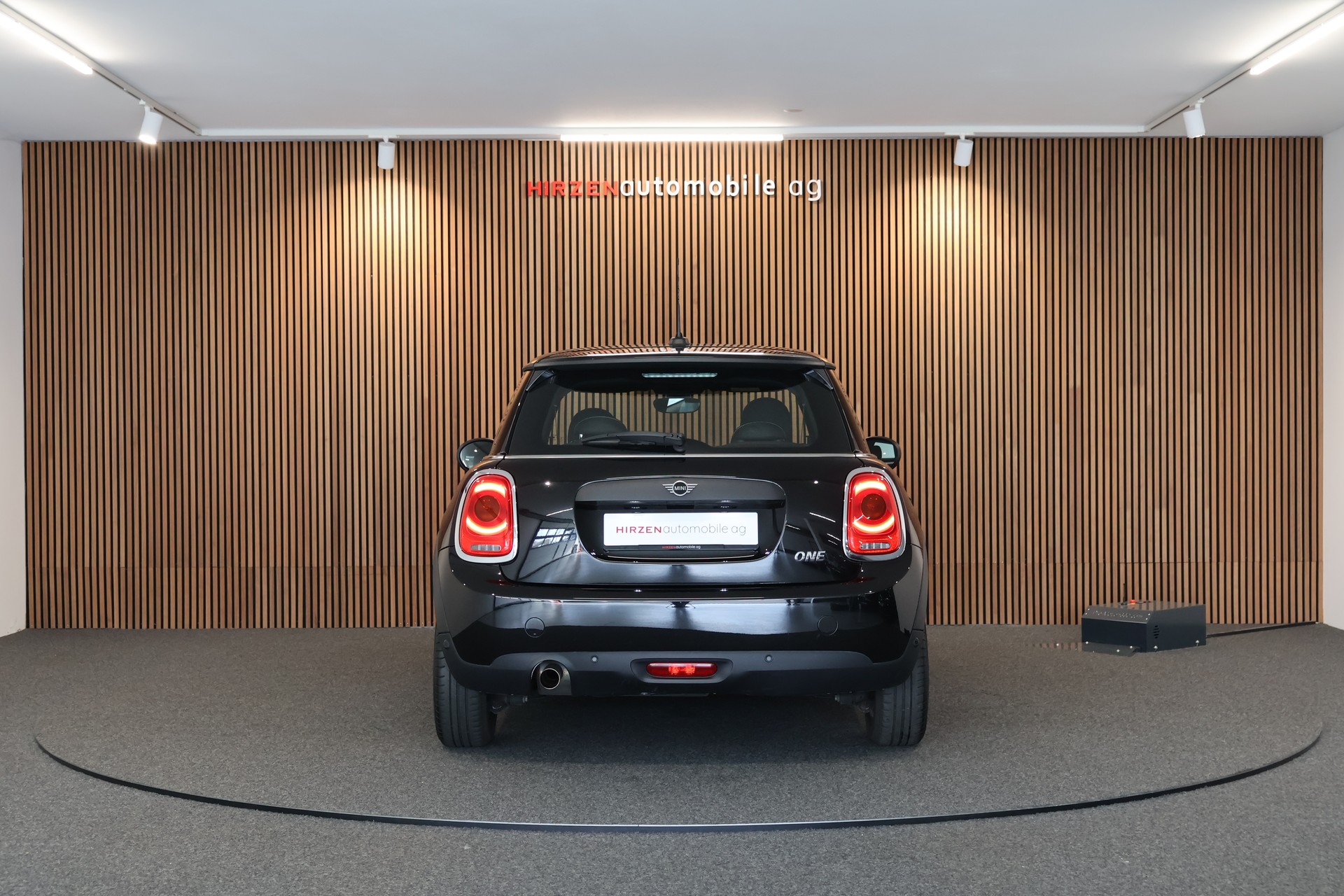 MINI One First-showroom-element-3