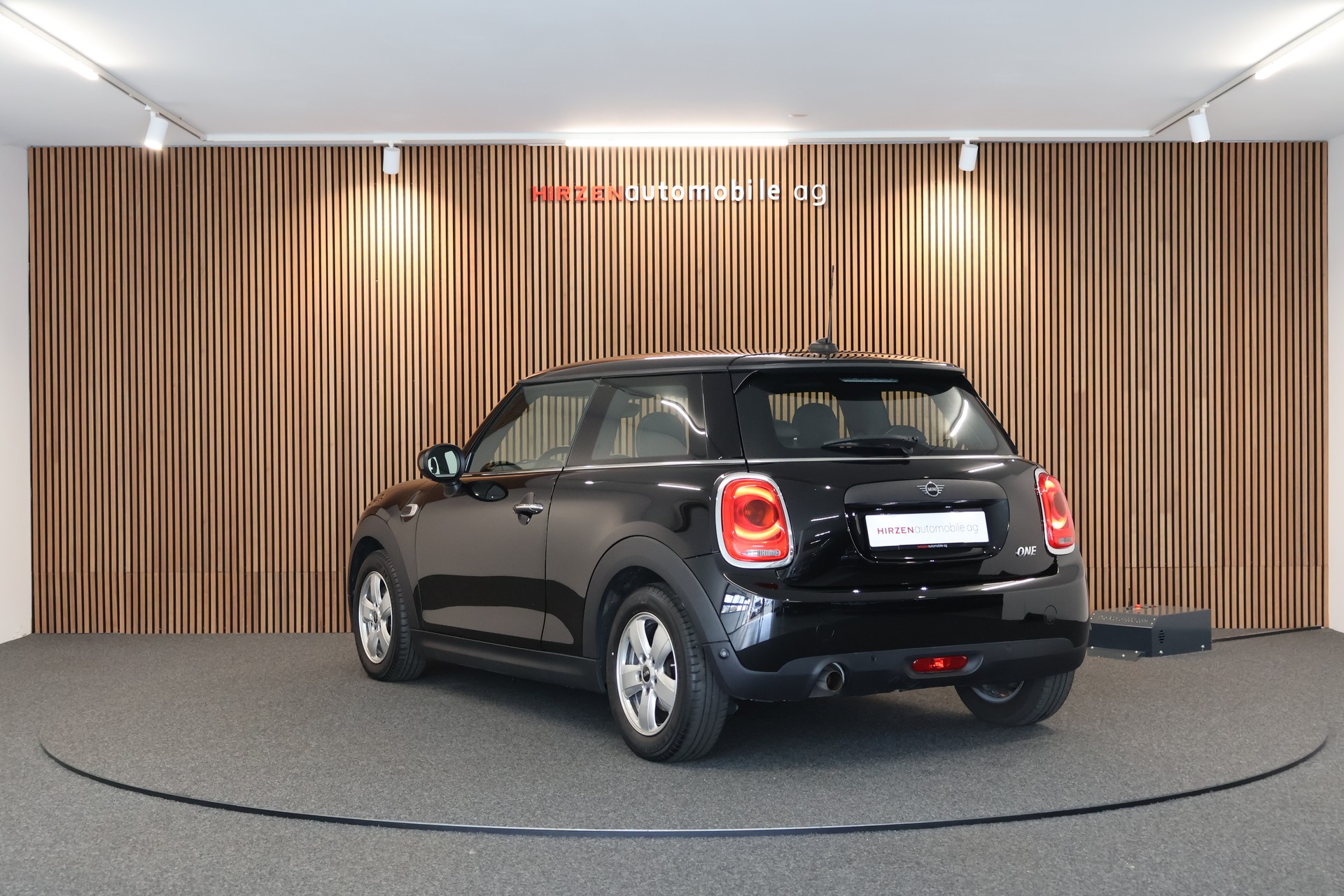 MINI One First-showroom-element-2