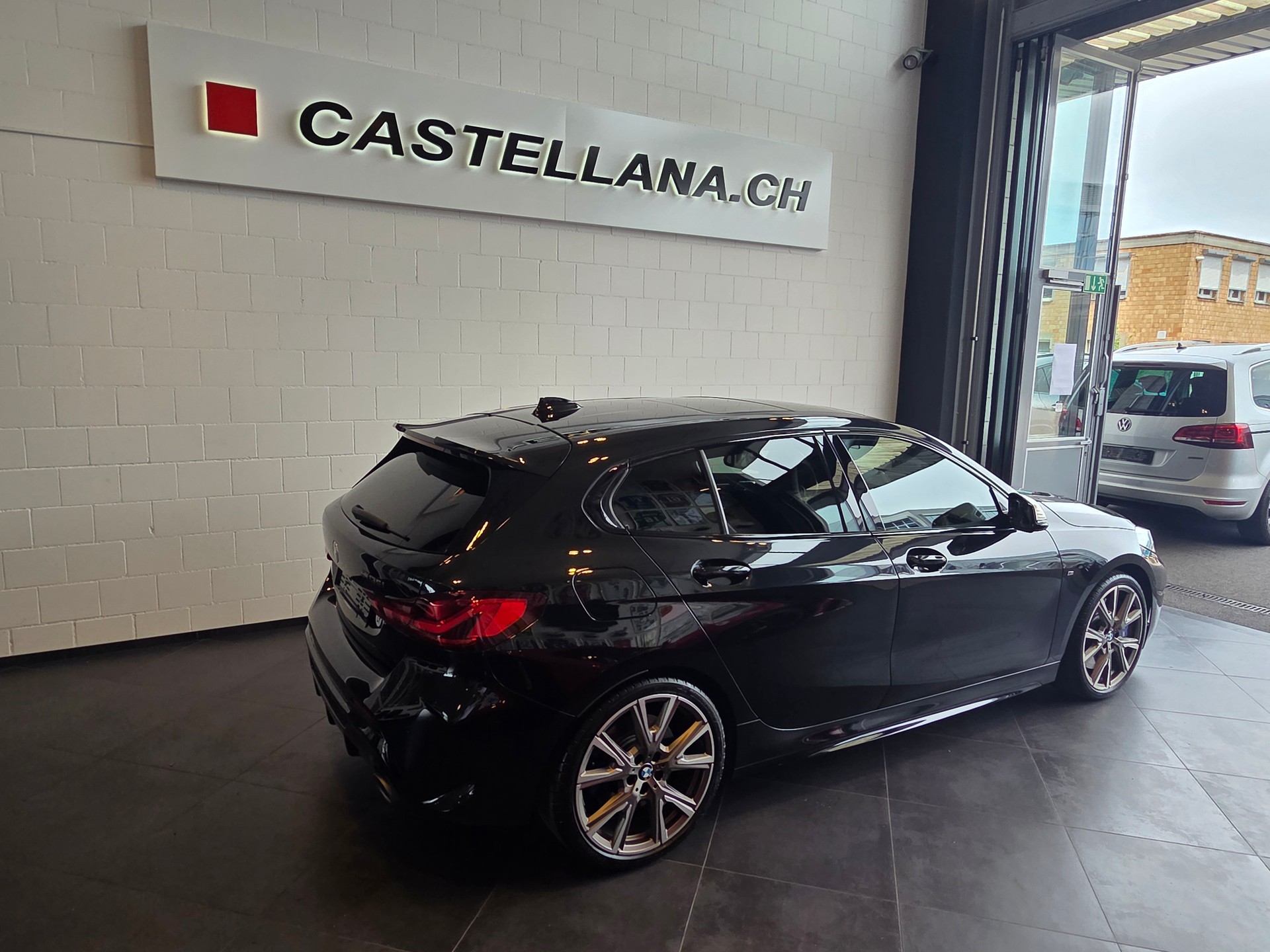 BMW M135i xDrive-showroom-element-3