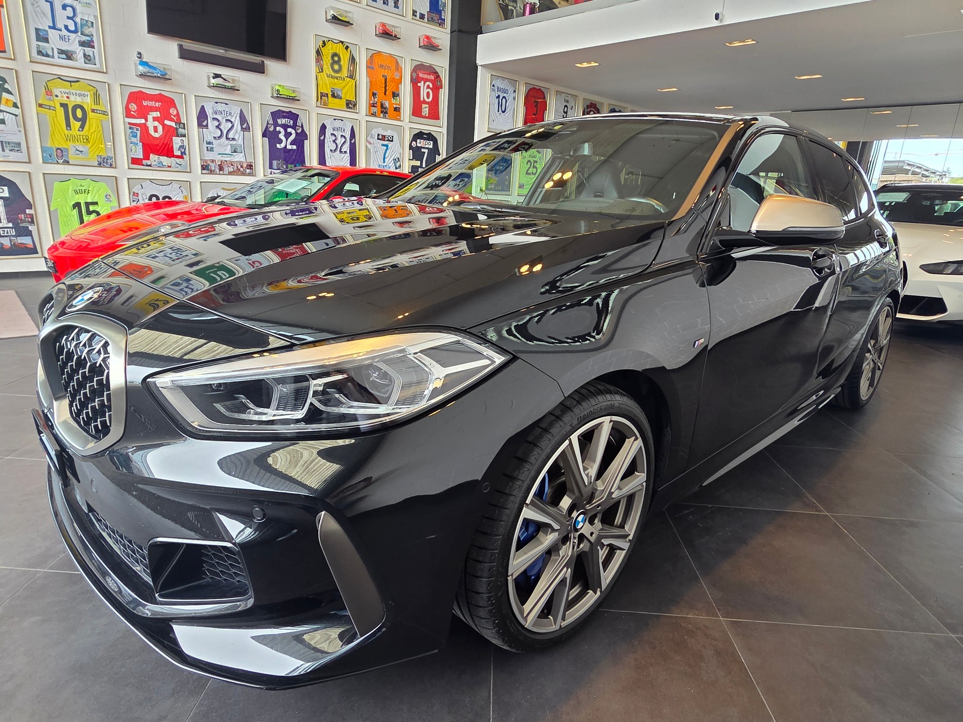 BMW M135i xDrive-showroom-element-2