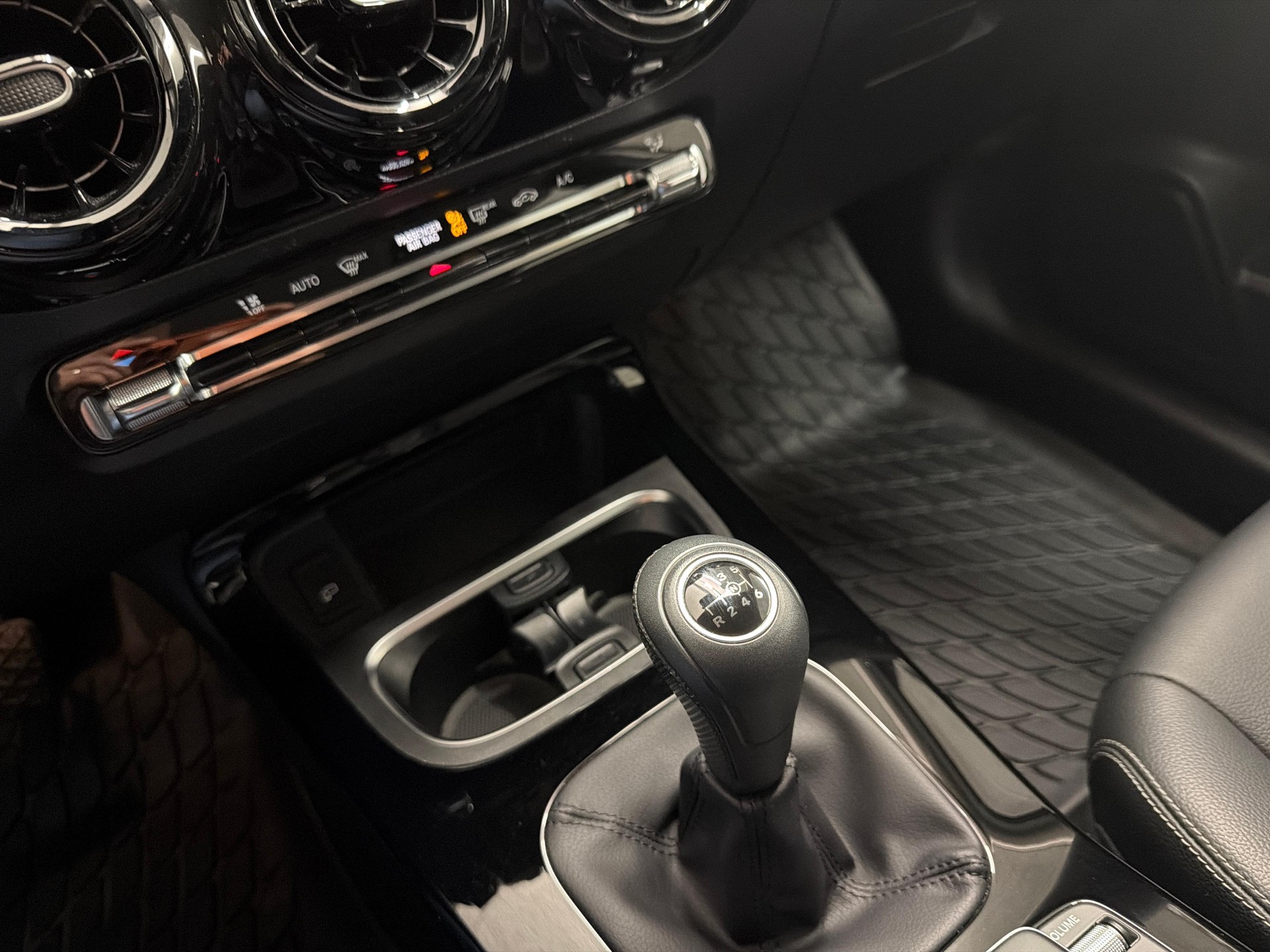 MERCEDES-BENZ B 200 d-image-16