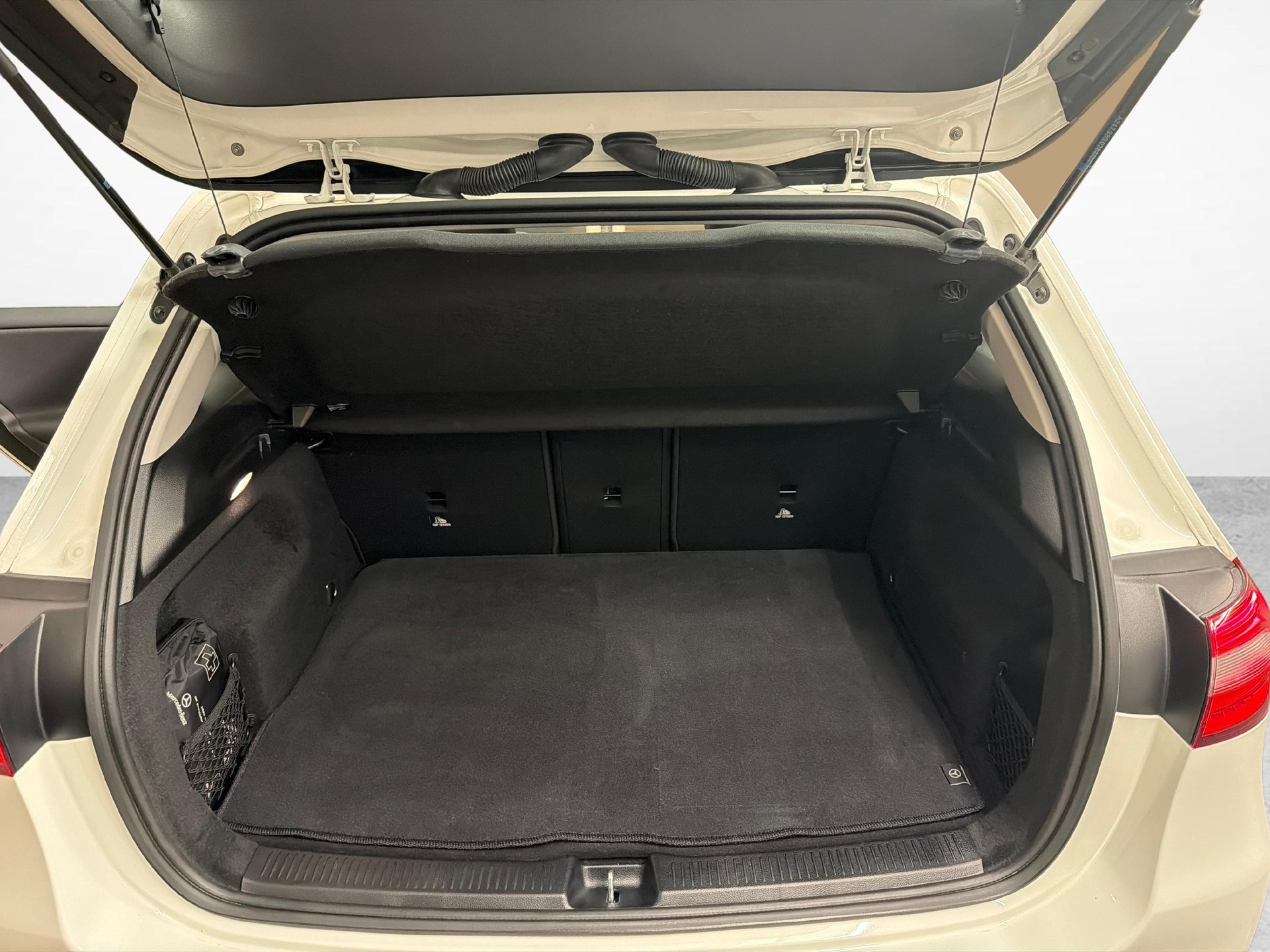 MERCEDES-BENZ B 200 d-image-11