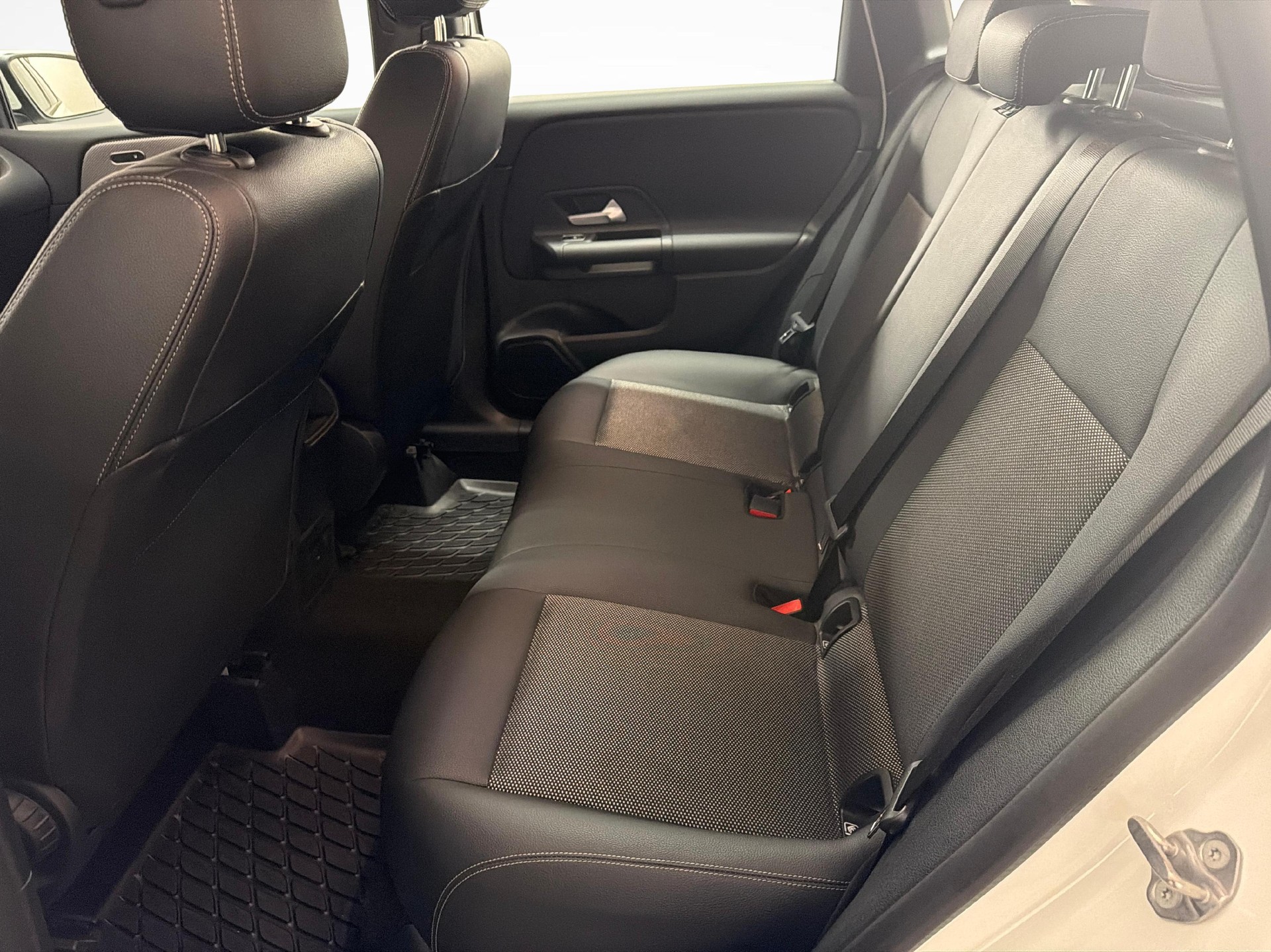 MERCEDES-BENZ B 200 d-image-10