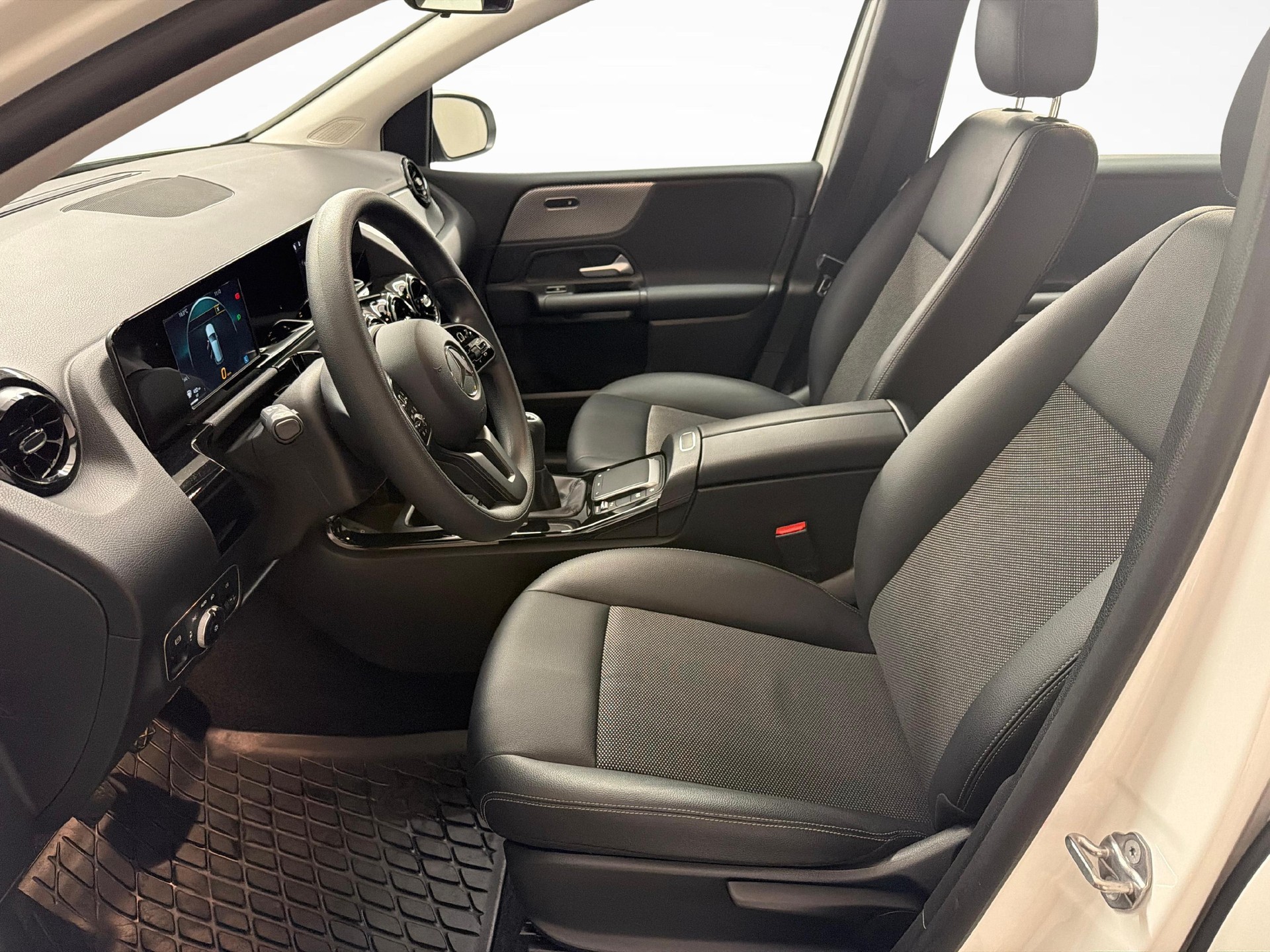 MERCEDES-BENZ B 200 d-image-9