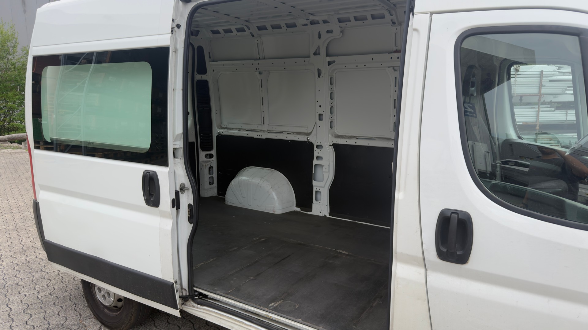 PEUGEOT Boxer 2.2 HDI 333 Active L2H2-image-12