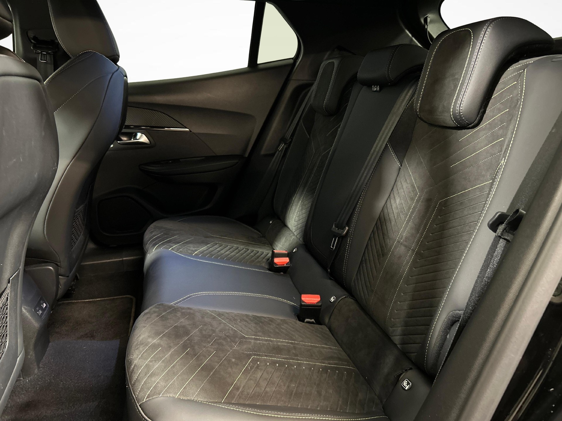 PEUGEOT 2008 1.2 Hybrid 145 GT-showroom-element-3