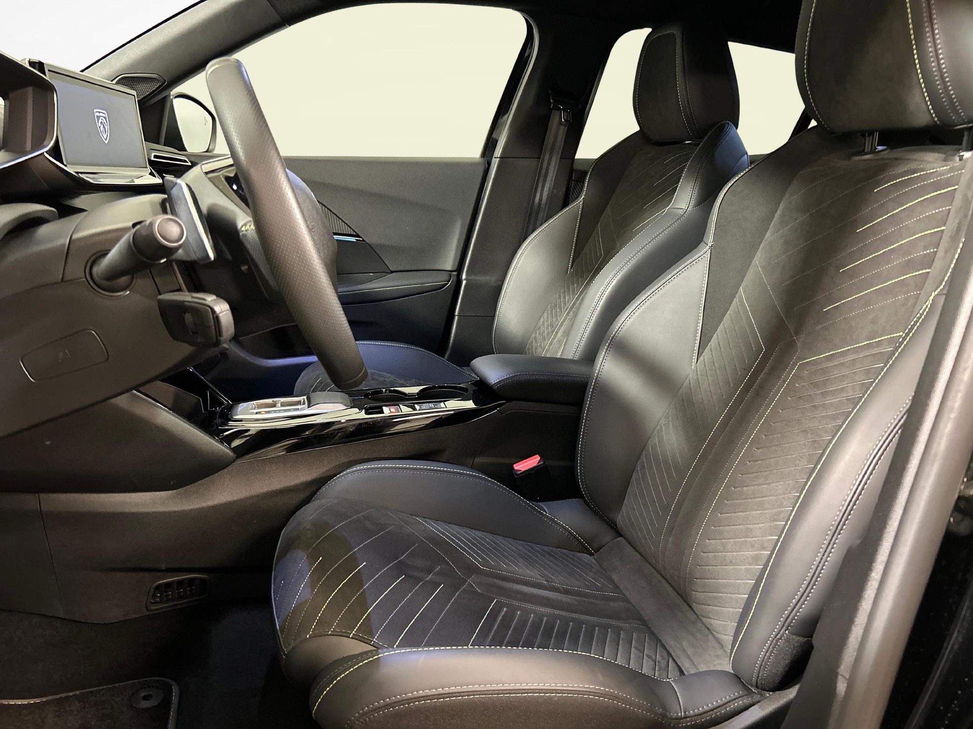 PEUGEOT 2008 1.2 Hybrid 145 GT-showroom-element-2