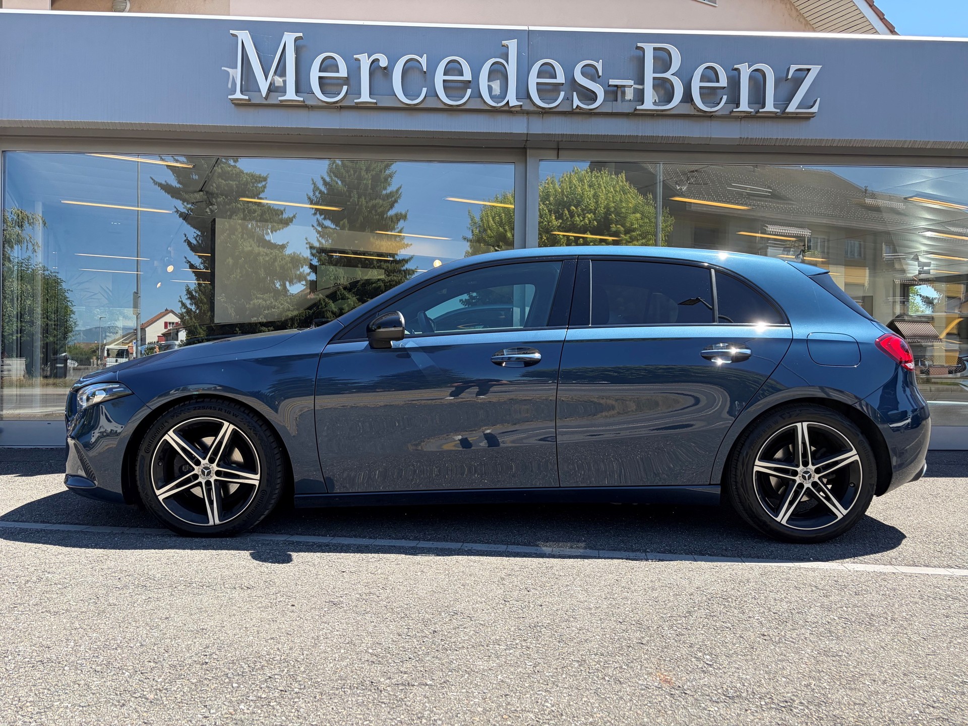 MERCEDES-BENZ A 180 Night Star 7G-DCT-showroom-element-1