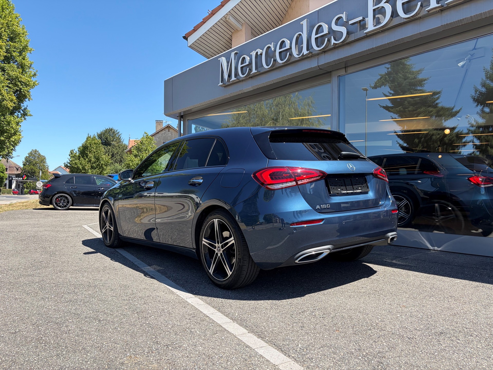 MERCEDES-BENZ A 180 Night Star 7G-DCT-showroom-element-2