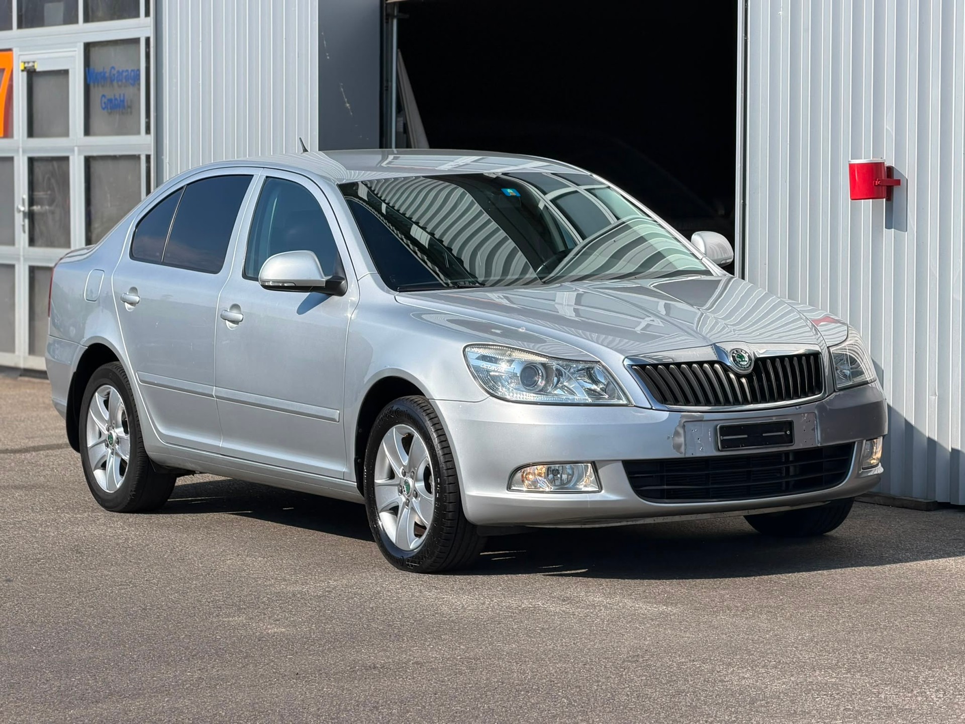 SKODA OCTAVIA-showroom-element-1