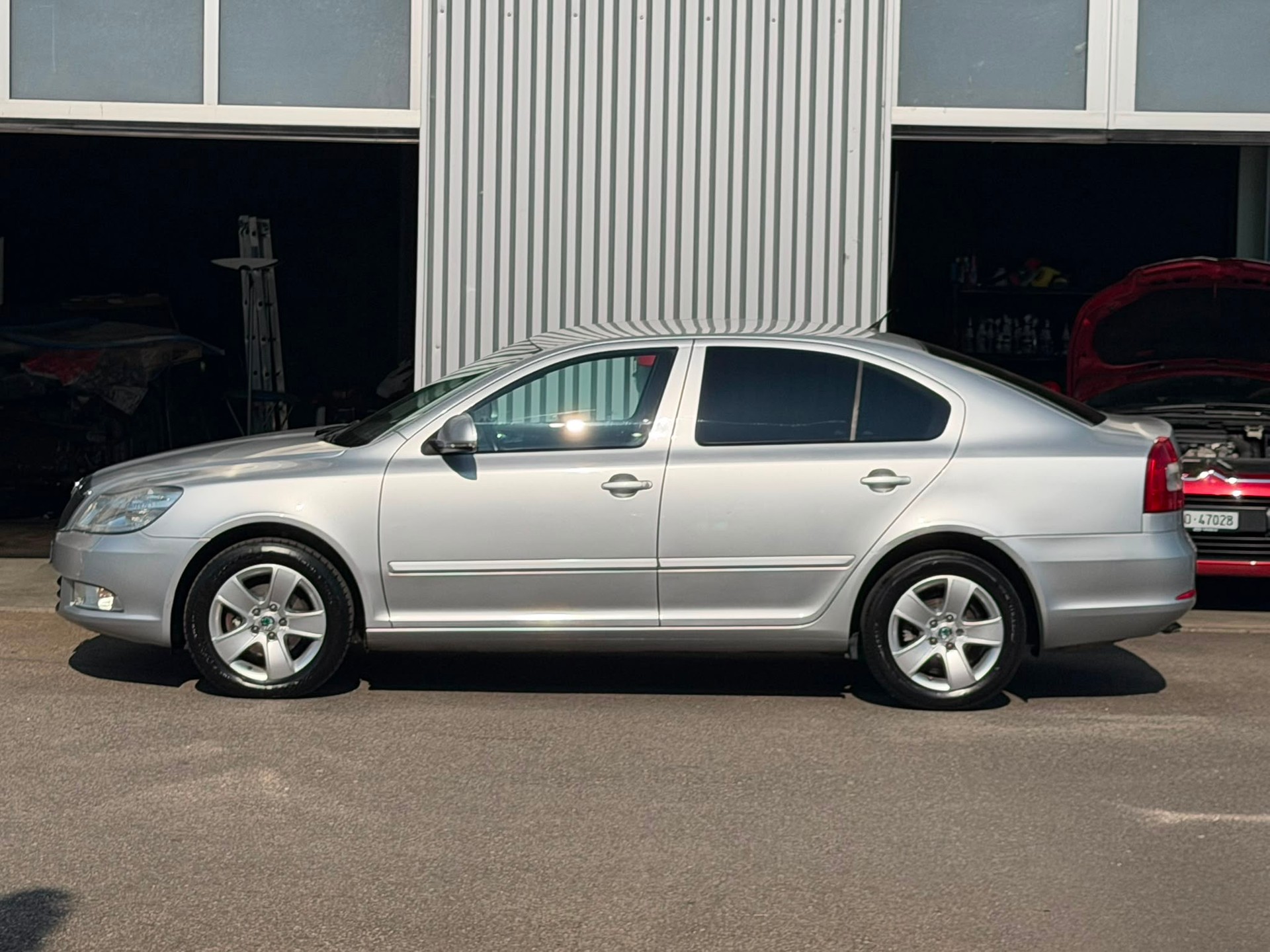 SKODA OCTAVIA-showroom-element-2