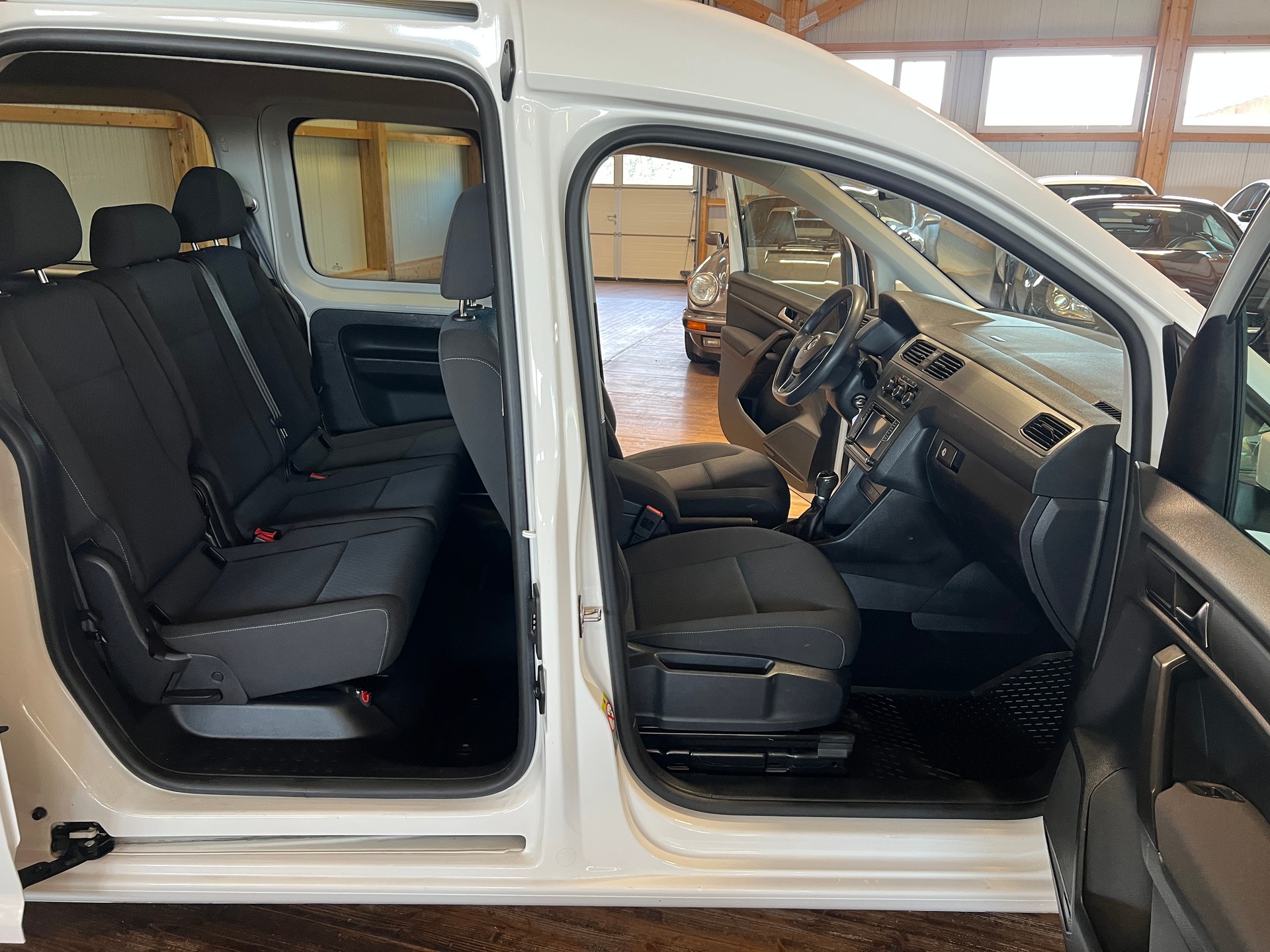 VW Caddy Maxi 2.0 TDI Trendline 4Motion-image-13