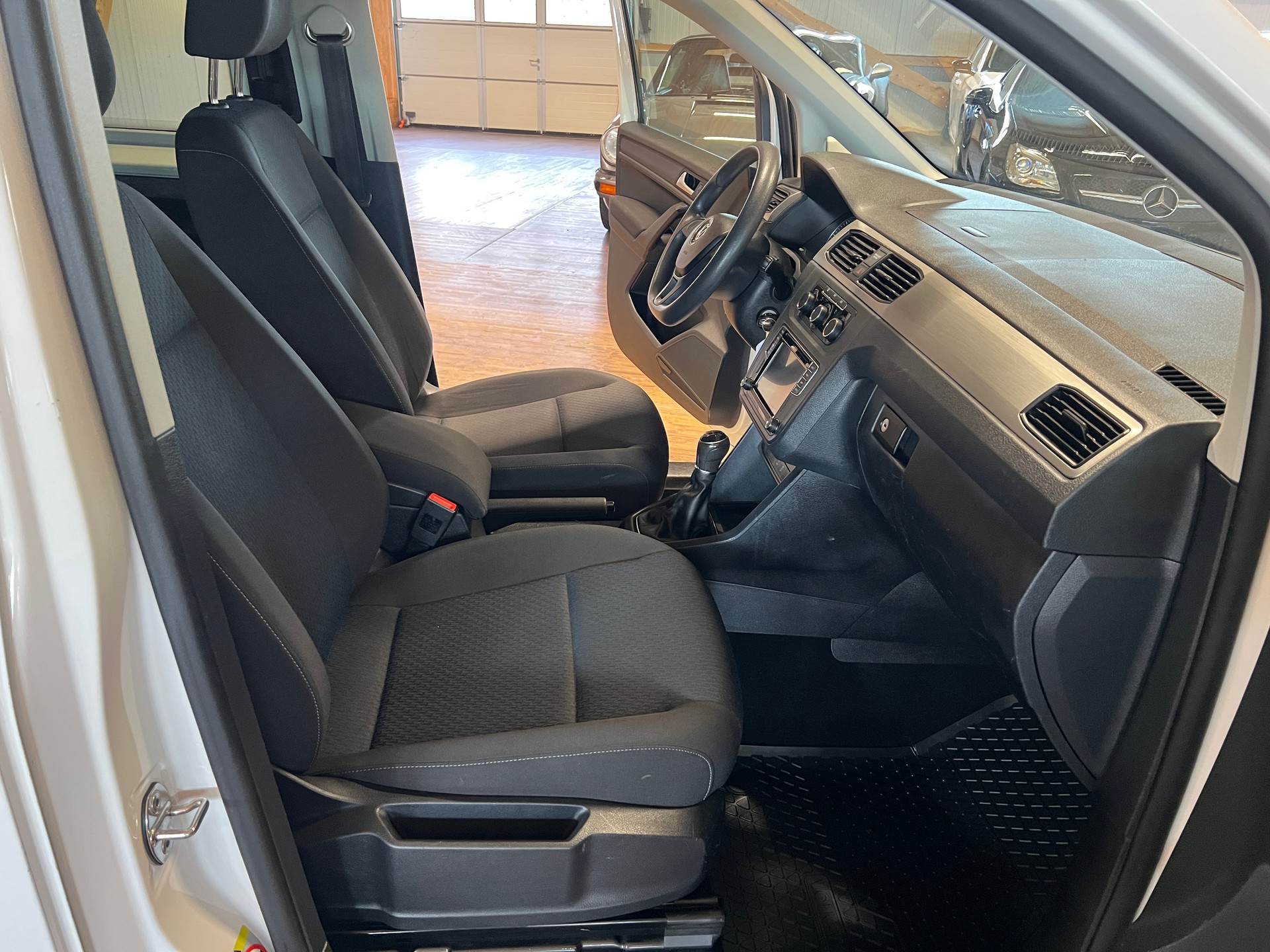 VW Caddy Maxi 2.0 TDI Trendline 4Motion-image-11