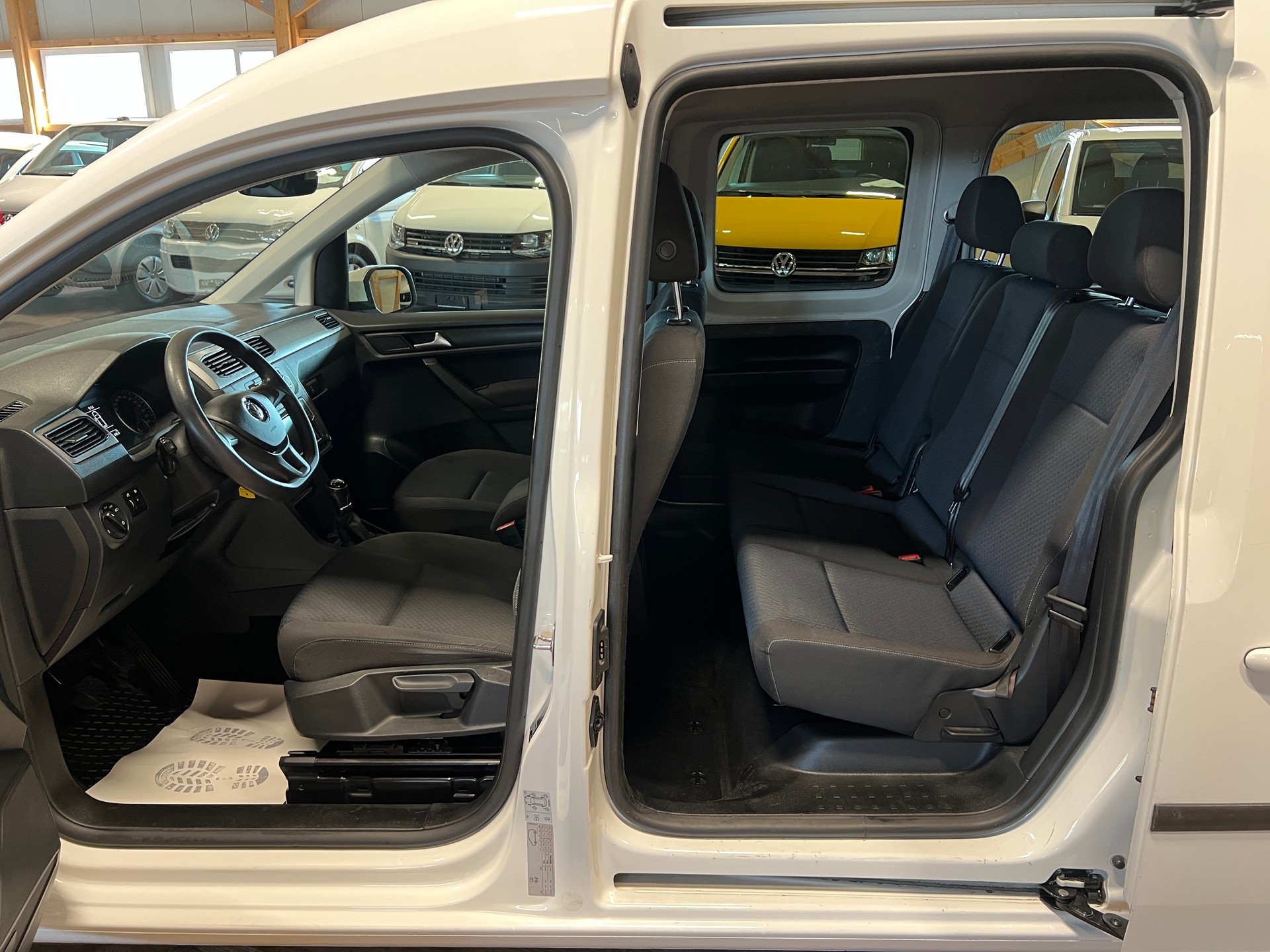 VW Caddy Maxi 2.0 TDI Trendline 4Motion-image-9