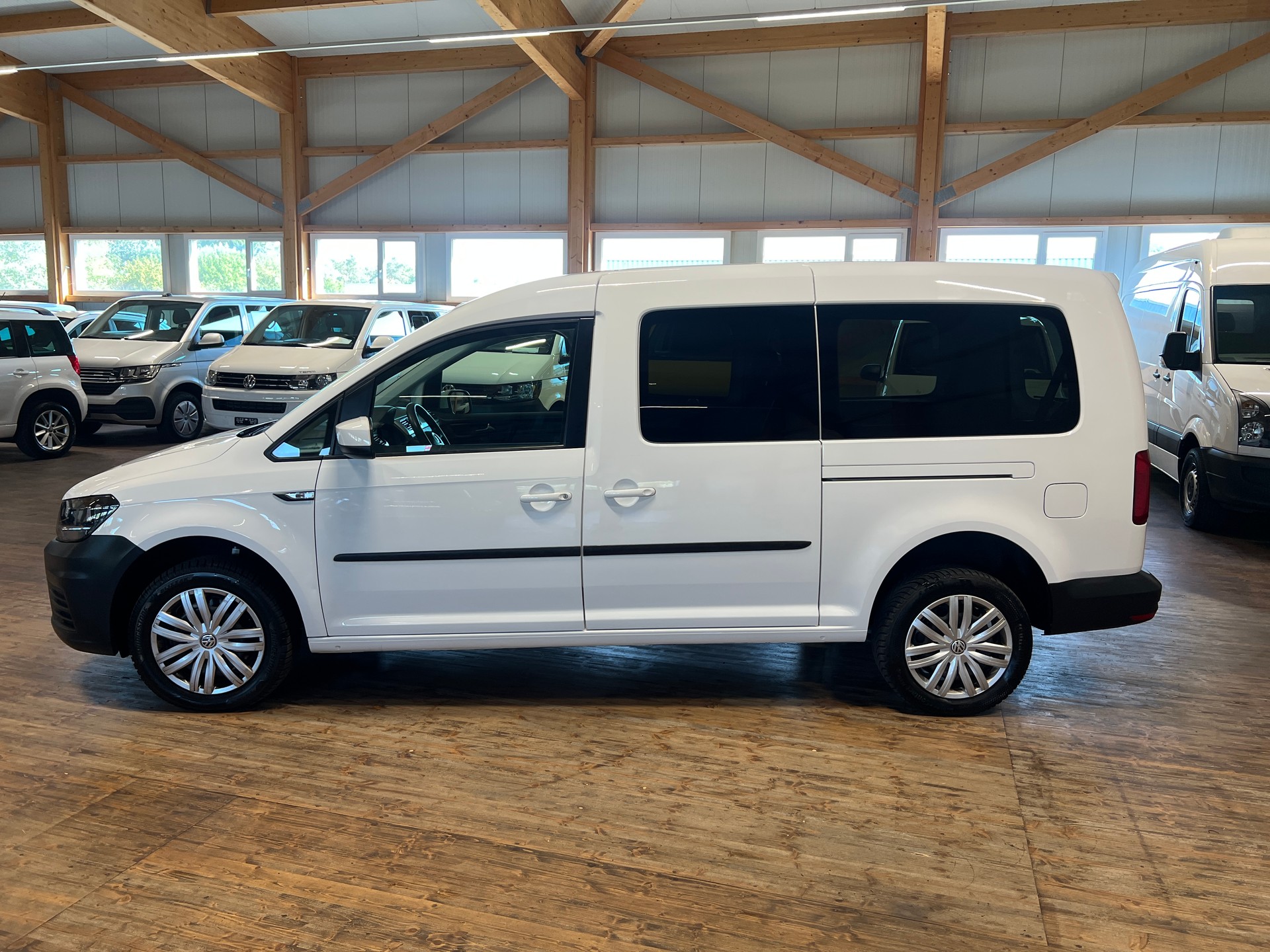VW Caddy Maxi 2.0 TDI Trendline 4Motion-image-7