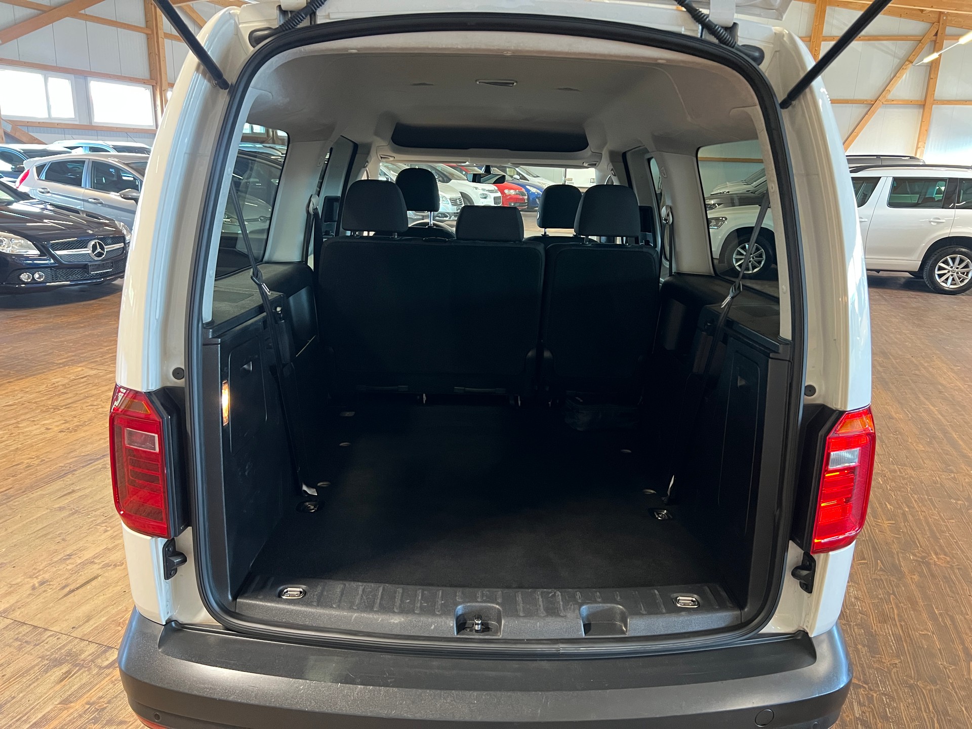 VW Caddy Maxi 2.0 TDI Trendline 4Motion-image-14