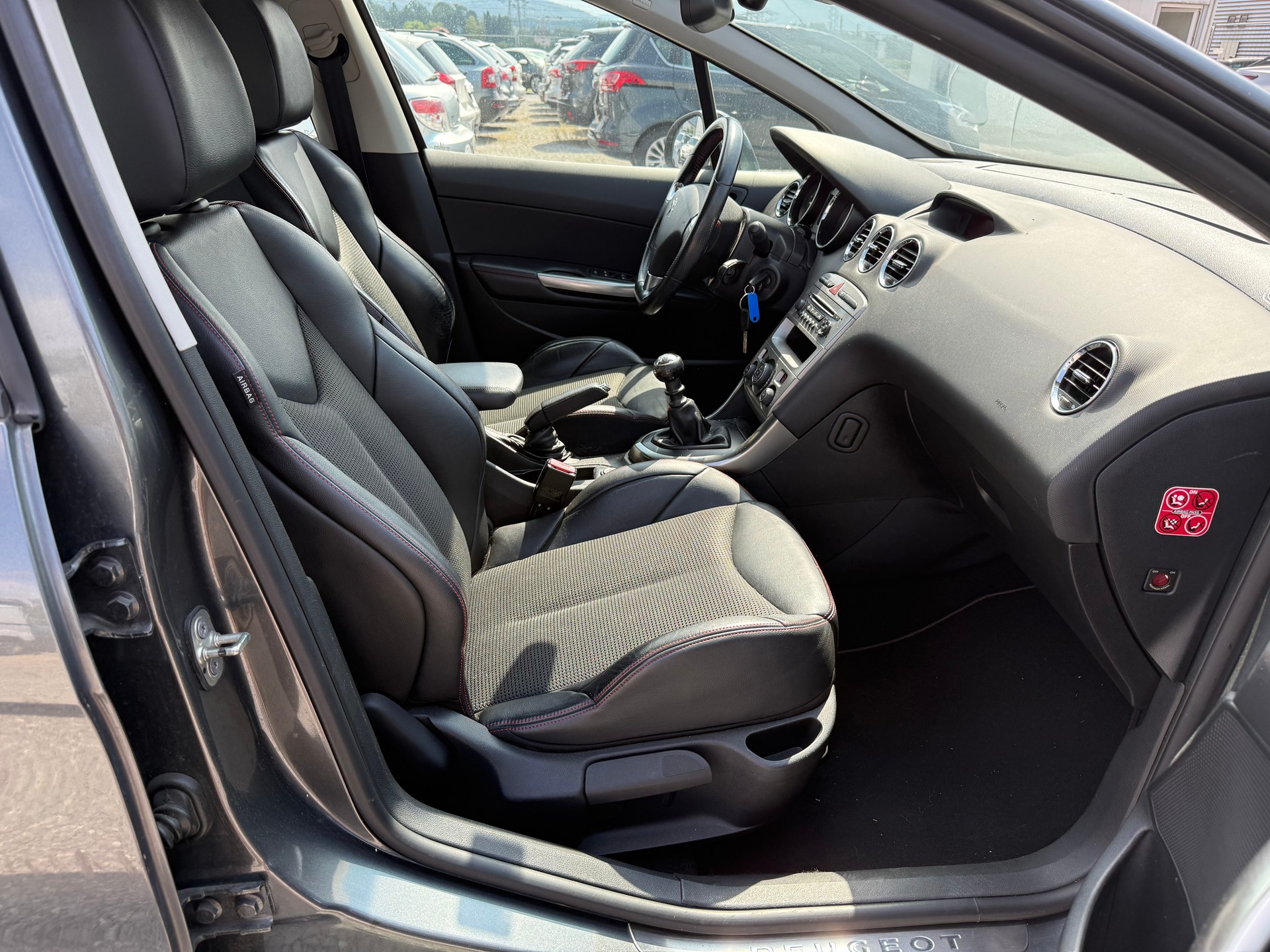 PEUGEOT 308 1.6 16V Turbo Swiss Edition-image-6