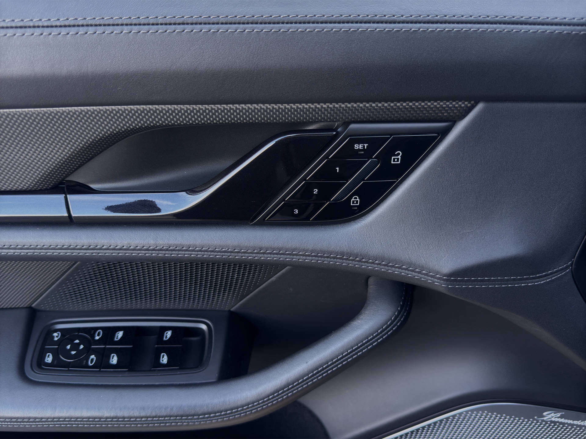 PORSCHE Taycan Turbo S-image-9