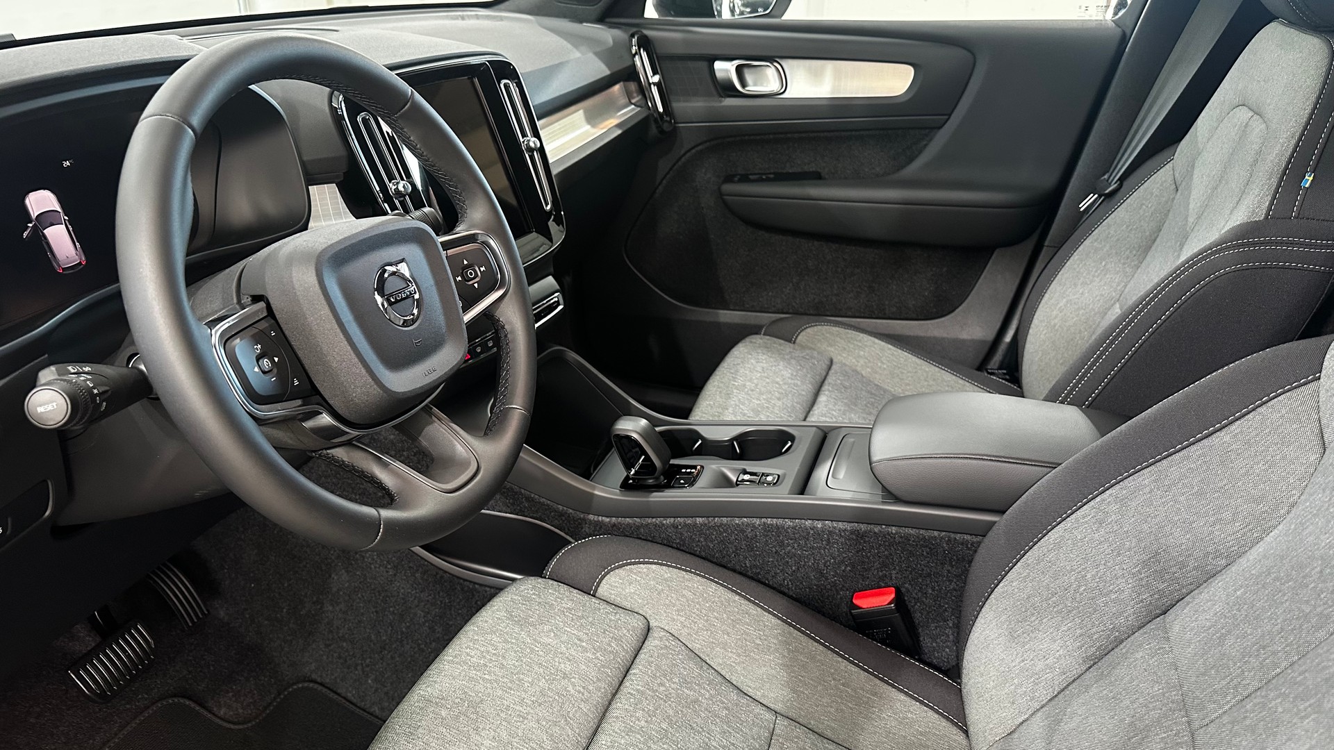 VOLVO XC40 2.0 B3 MH Core-showroom-element-3