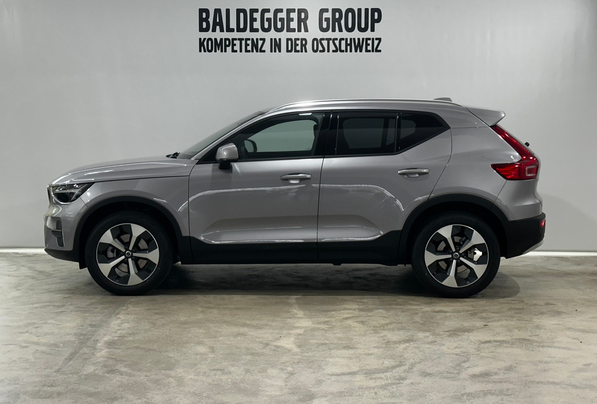 VOLVO XC40 2.0 B3 MH Core-showroom-element-1