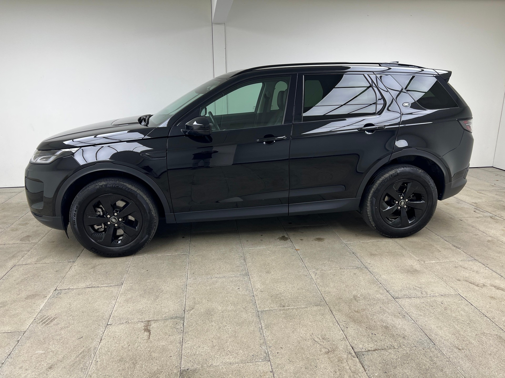 LAND ROVER Discovery Sport 2.0 SD4 200 SE / Jetzt mit attraktivem 1.99% Leasing-showroom-element-2