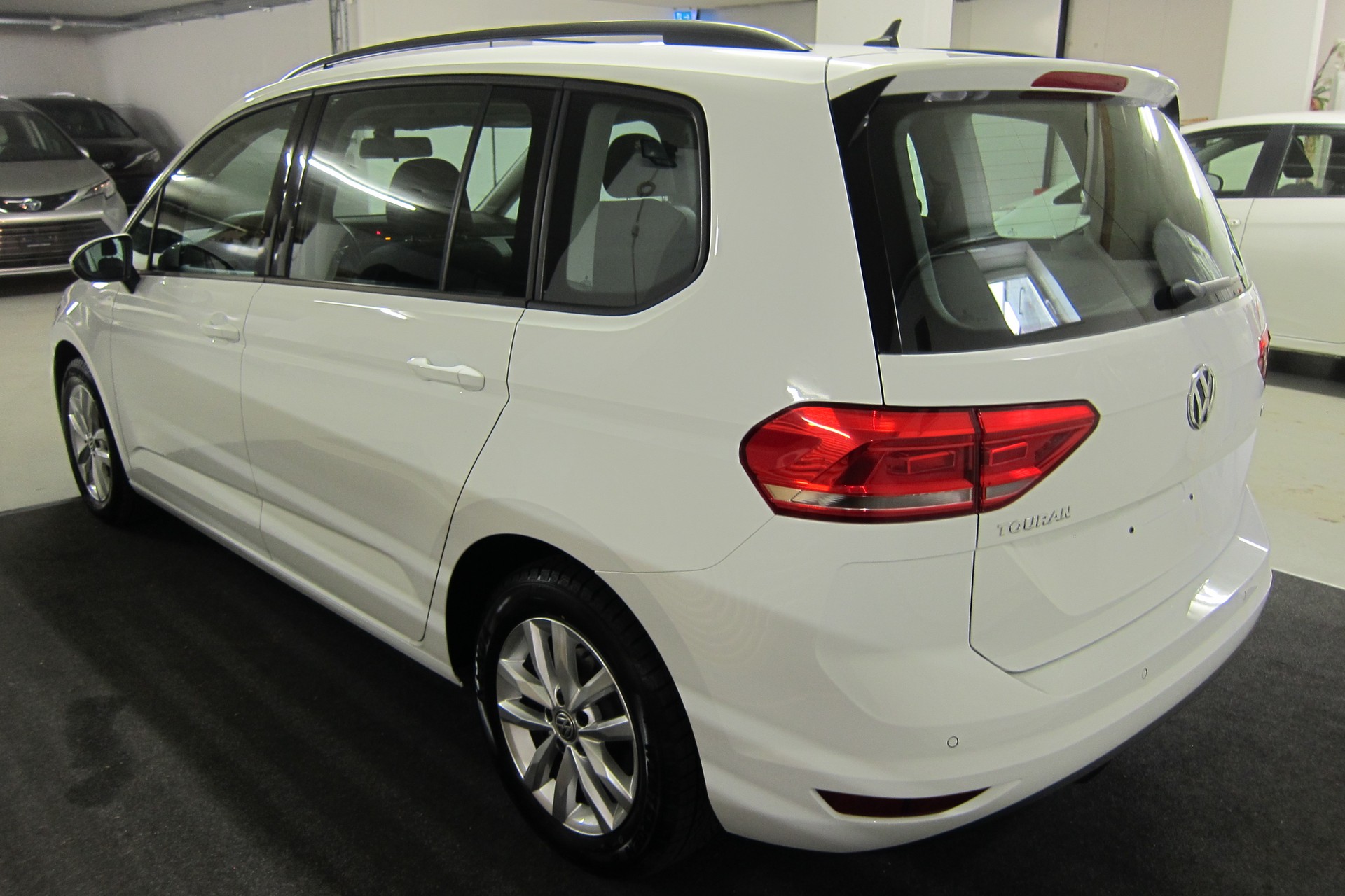 VW Touran 1.6 TDI BlueMotion Technology Trendline DSG-image-3