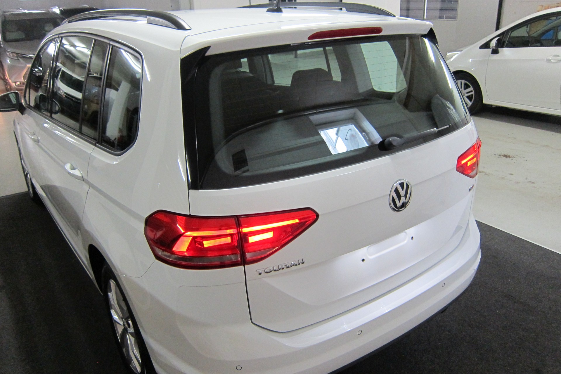 VW Touran 1.6 TDI BlueMotion Technology Trendline DSG-image-5