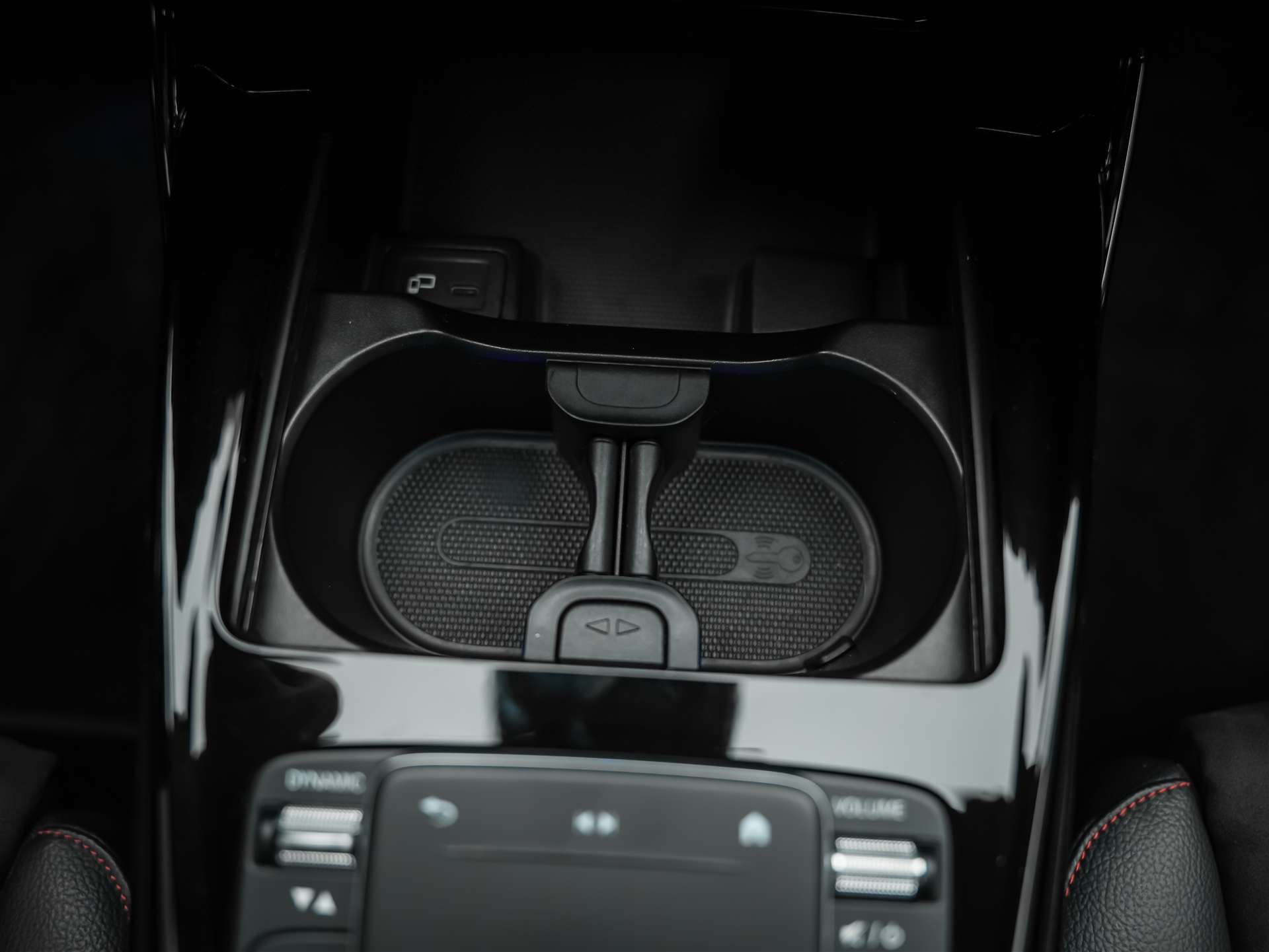 MERCEDES-BENZ CLA 45 S AMG 4Matic+ 8G-DCT *Panorama*Haed-Up*Burmester*-image-27