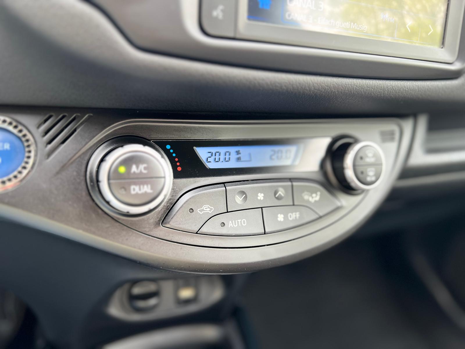 TOYOTA Yaris 1.5 VVT-i HSD Premium-image-12