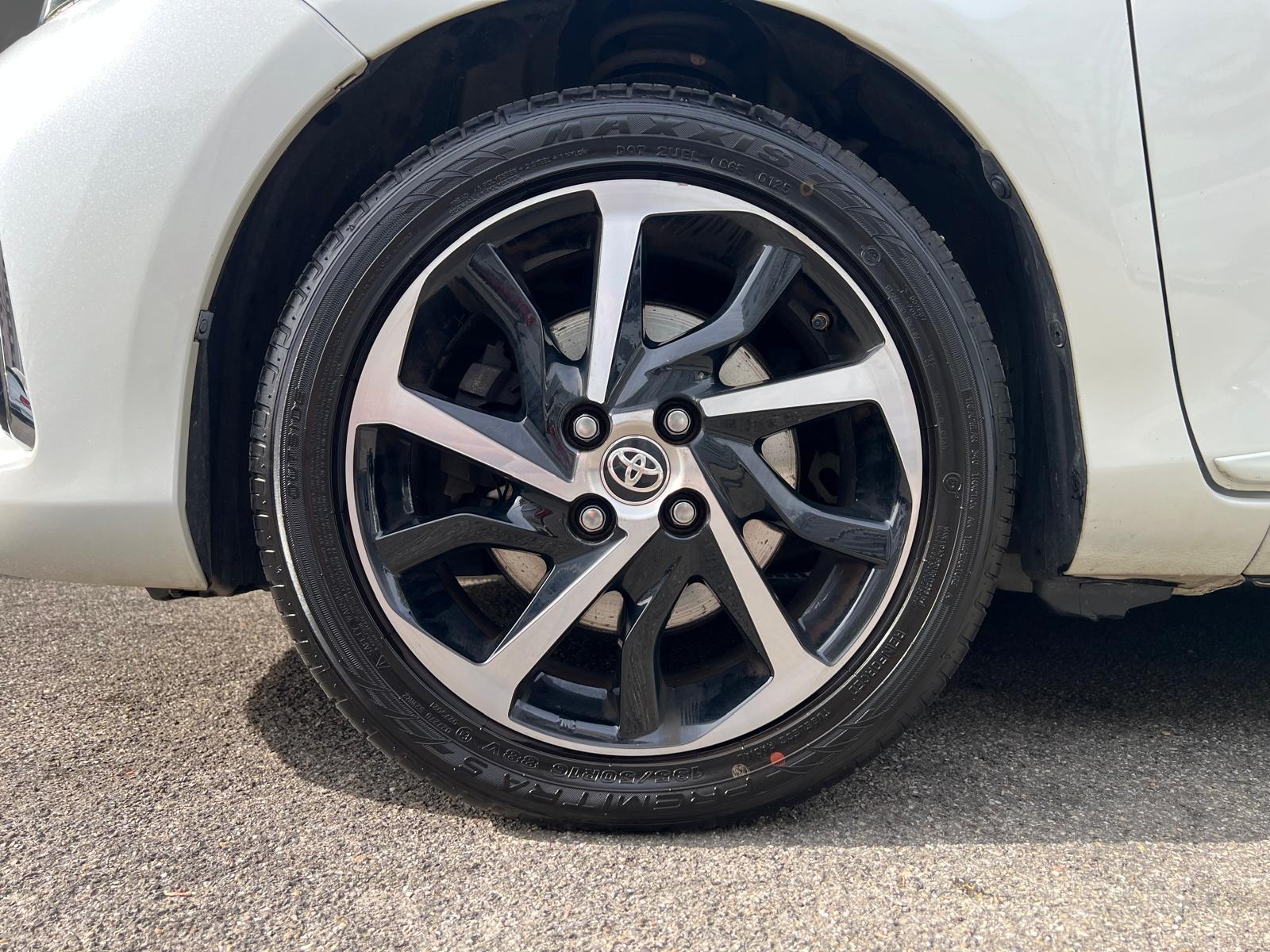 TOYOTA Yaris 1.5 VVT-i HSD Premium-image-5