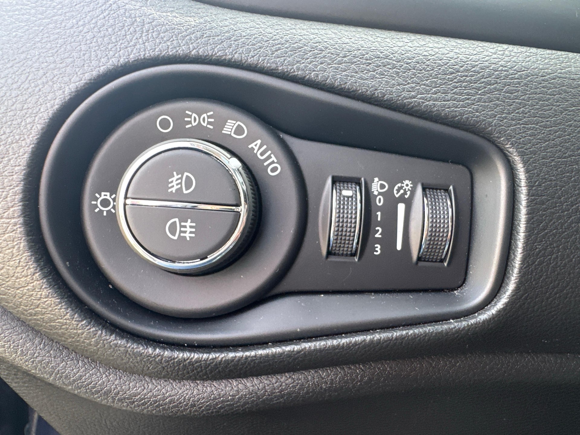 JEEP Renegade 1.5 Turbo S / Jetzt mit attraktivem 1.99% Leasing-image-17