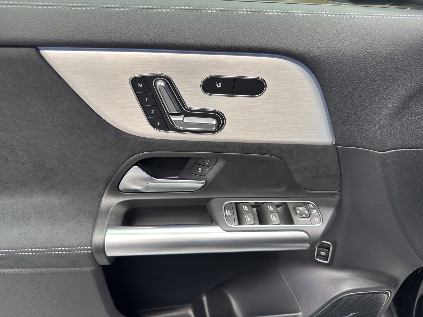 MERCEDES-BENZ GLA 220 d AMG Line 4Matic Swiss Star-image-14