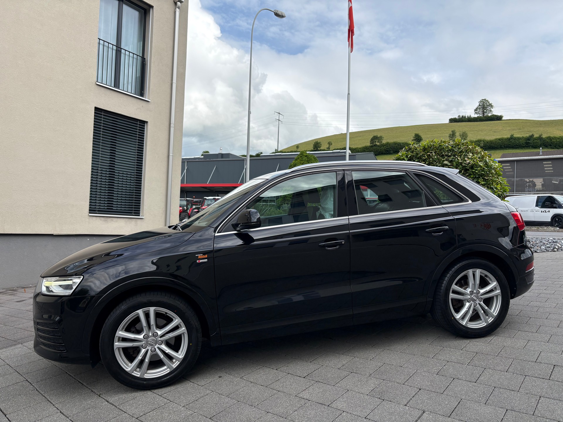 AUDI Q3 2.0 TFSI sport quattro S-tronic-image-2