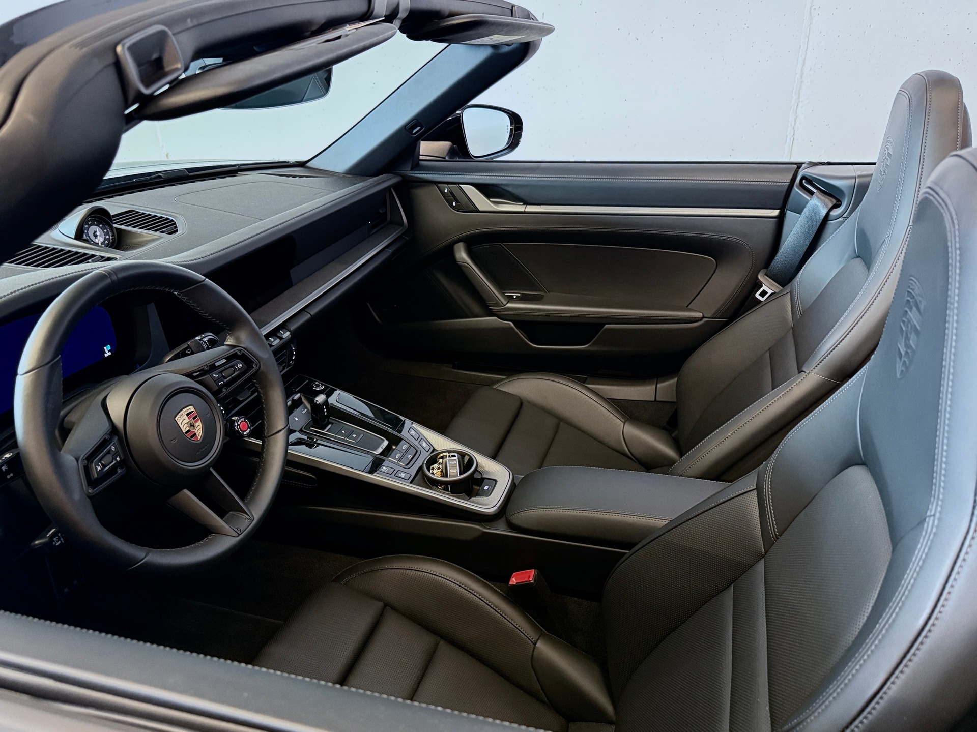 PORSCHE 911 Carrera Cabriolet PDK | CH-FZG | PORSCHE GARANTIE | SPORTAUSPUFF | SPORT CHRONO | SITZBELÜFTUNG | 360° KAMERA-image-13