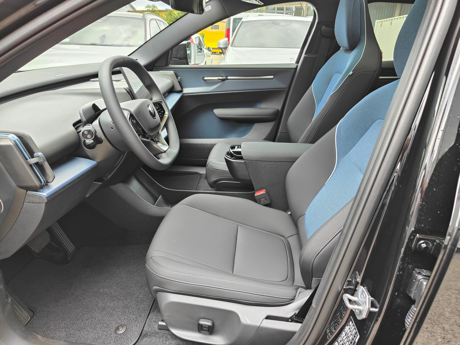 VOLVO EX30 CC E60 Twin Performance AWD-image-7