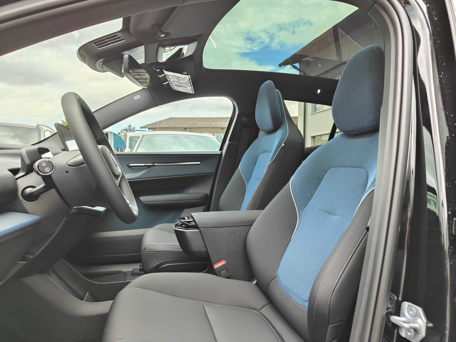 VOLVO EX30 CC E60 Twin Performance AWD-image-8