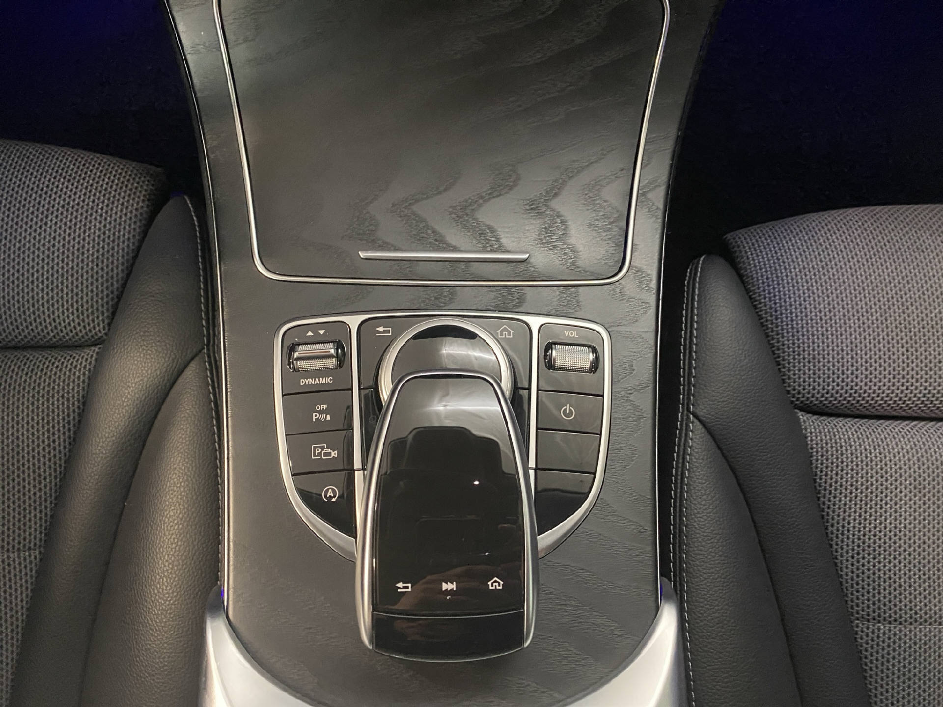 MERCEDES-BENZ C 220 d Swiss Star Kombi AMG Line-image-9