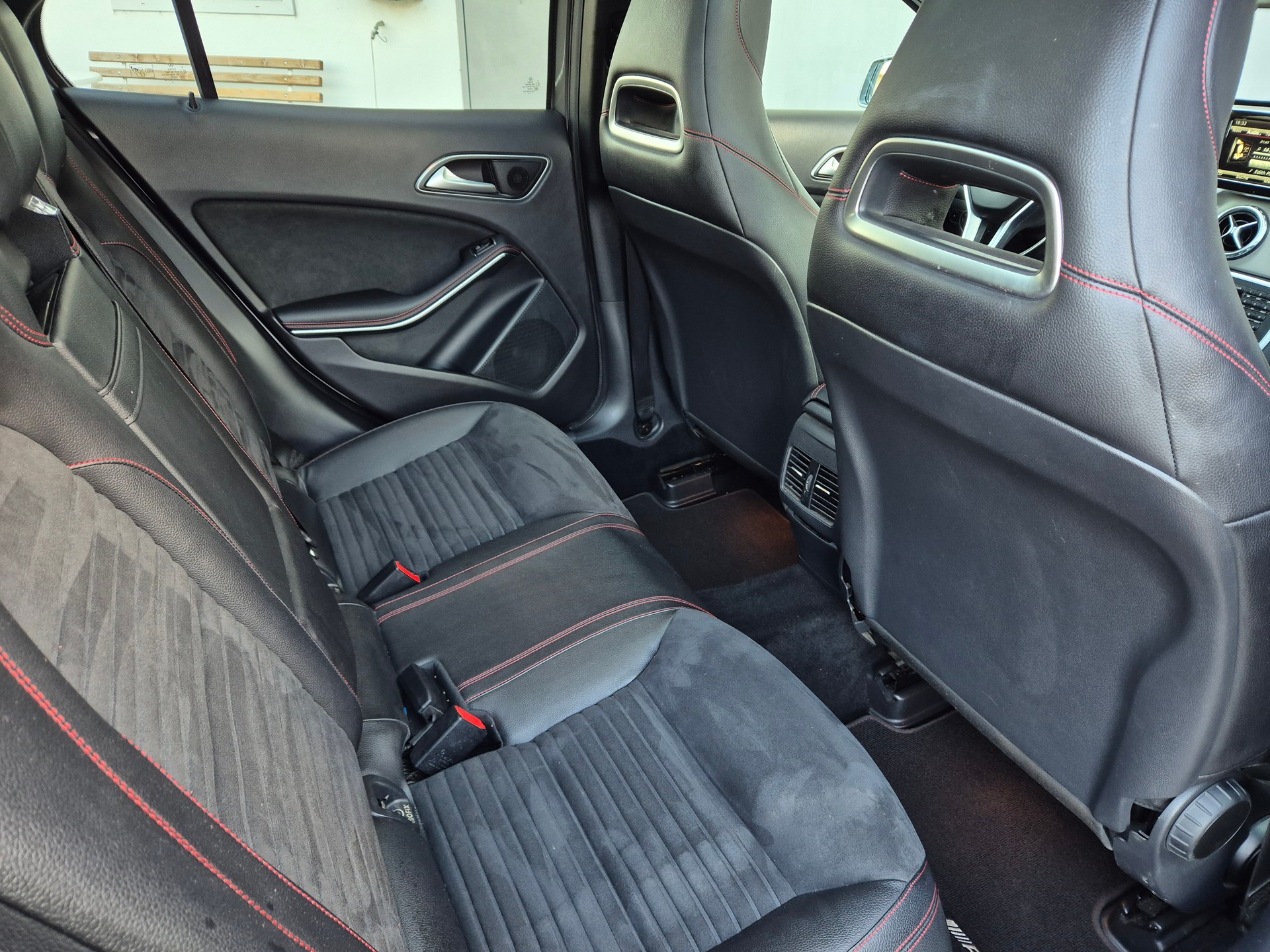 MERCEDES-BENZ GLA 250 AMG Line 4Matic 7G-DCT-image-14