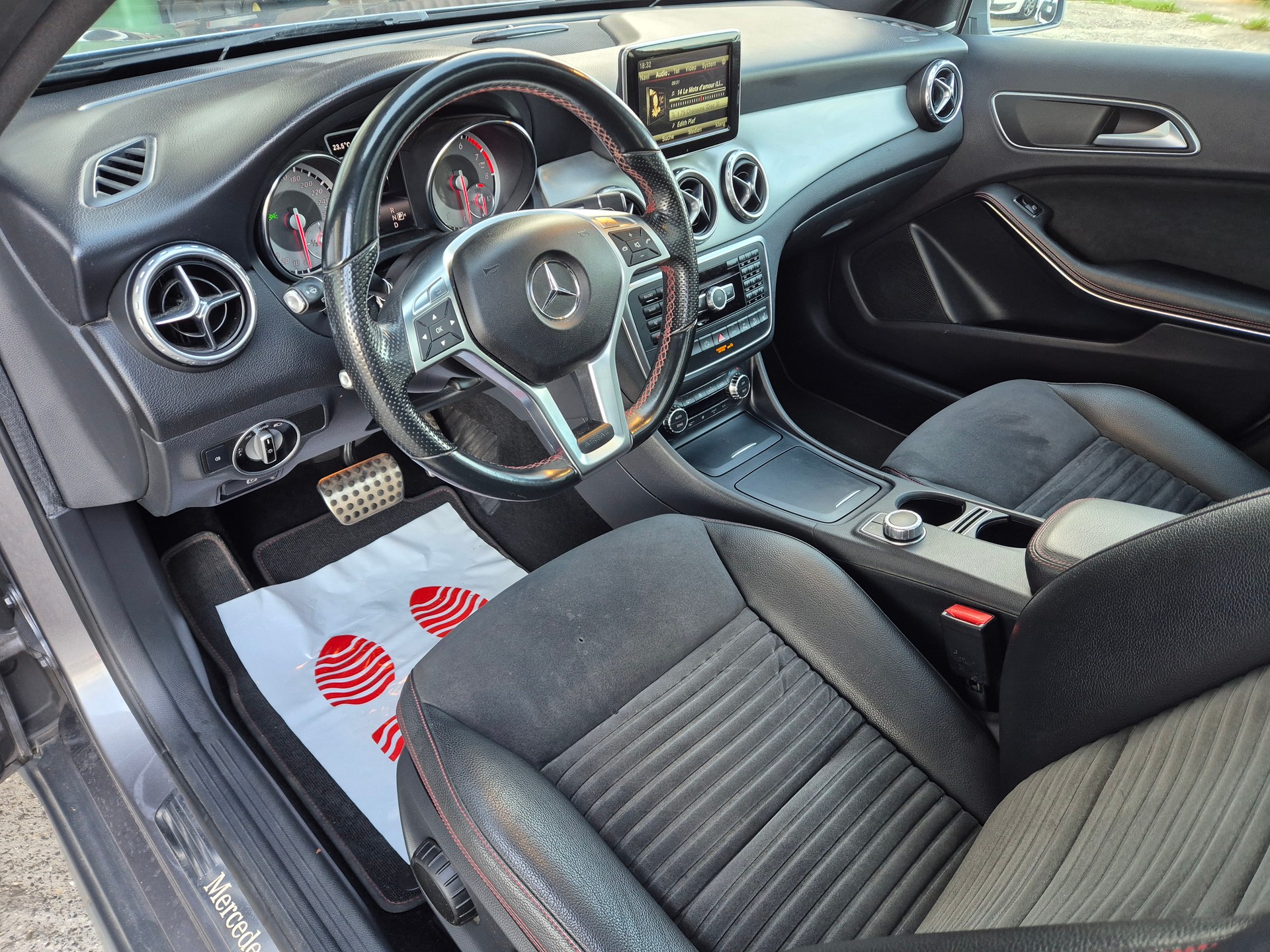 MERCEDES-BENZ GLA 250 AMG Line 4Matic 7G-DCT-image-11