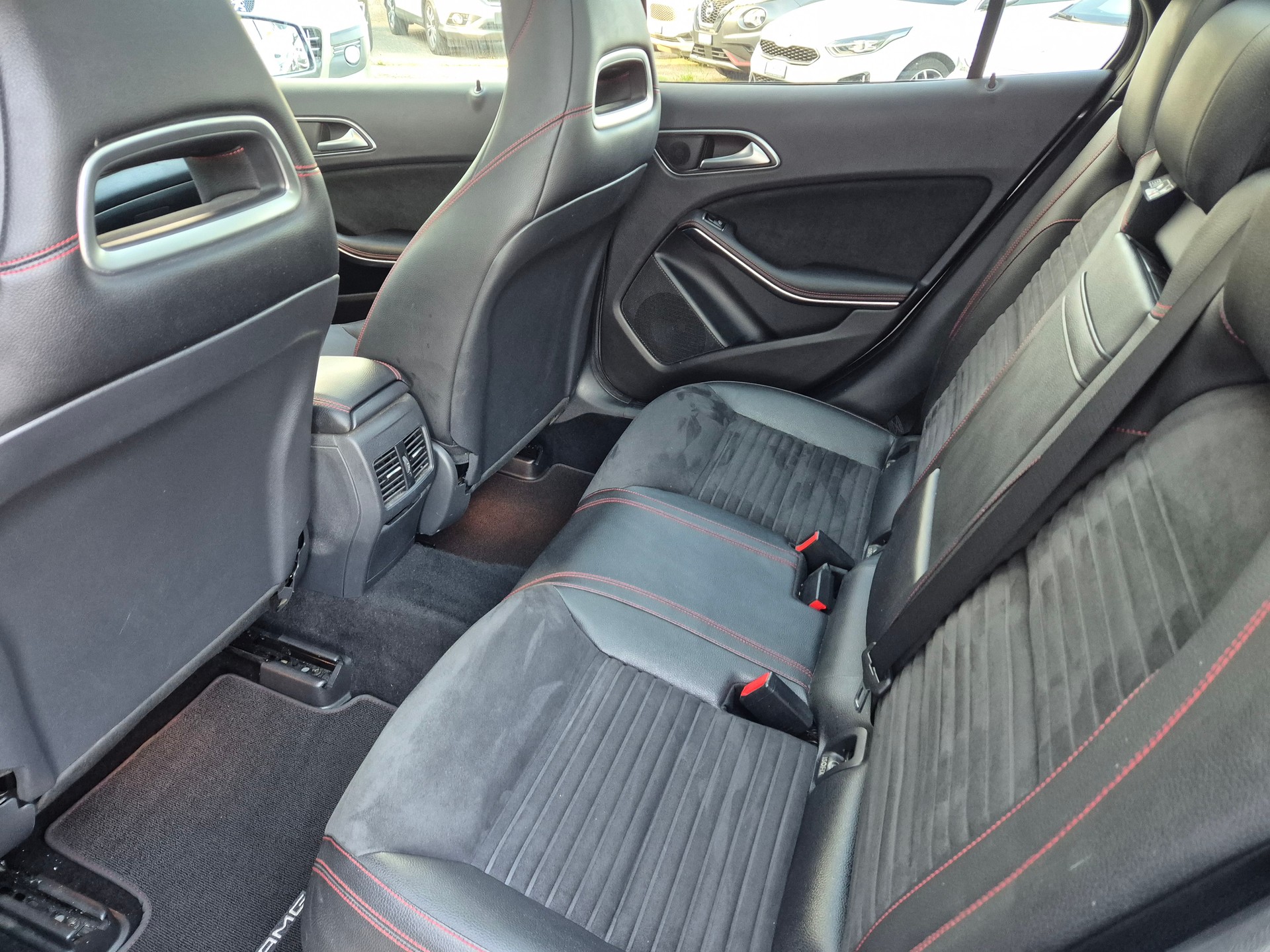 MERCEDES-BENZ GLA 250 AMG Line 4Matic 7G-DCT-image-13