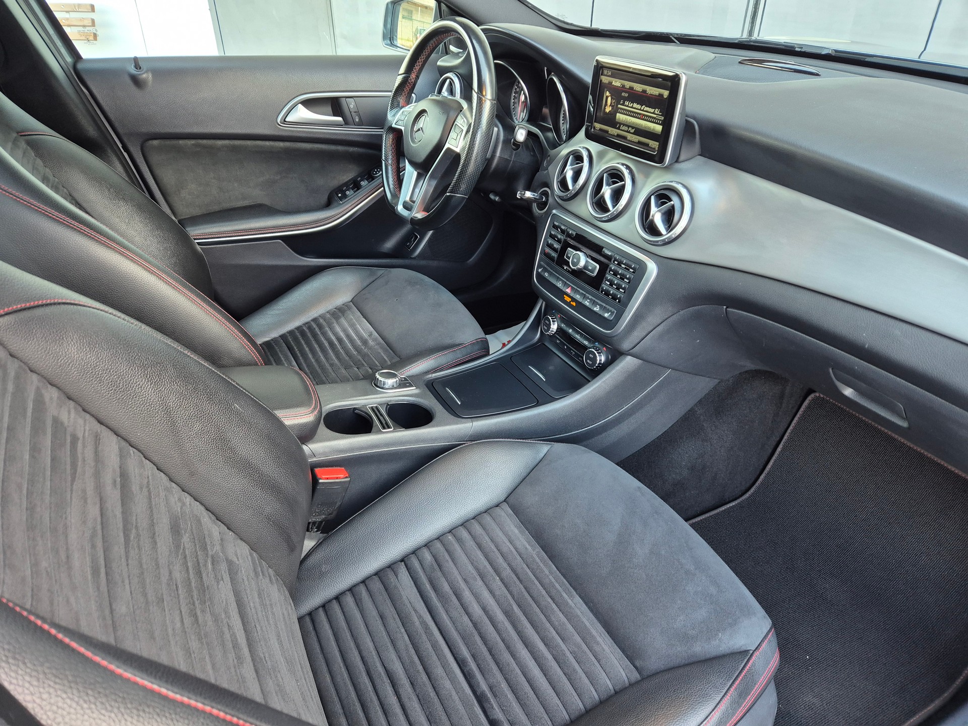 MERCEDES-BENZ GLA 250 AMG Line 4Matic 7G-DCT-image-12